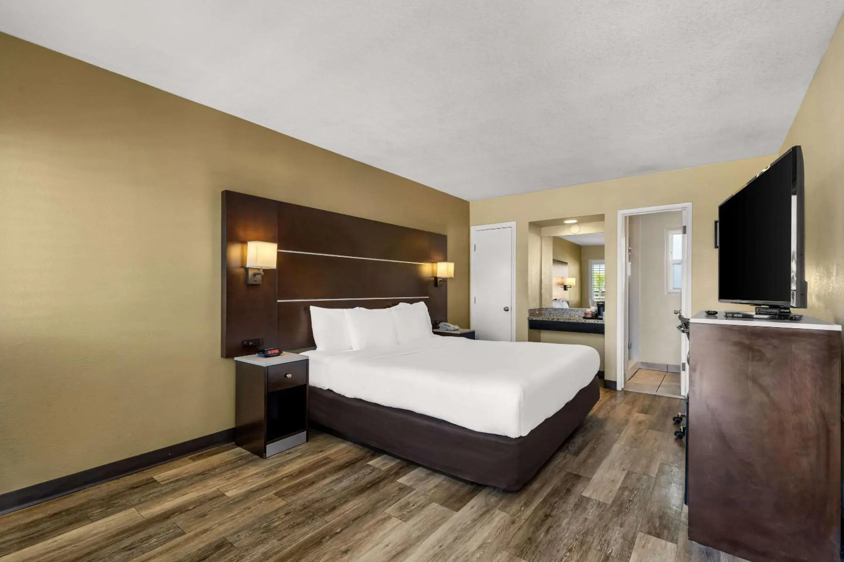 Standard Room, 1 King Bed and 1 Double Bed, Non Smoking in Comfort Inn San Diego Airport At The Harbor Standard Room, 1 King Bed and 1 Double Bed, Non Smoking in Comfort Inn San Diego Airport At The Harbor