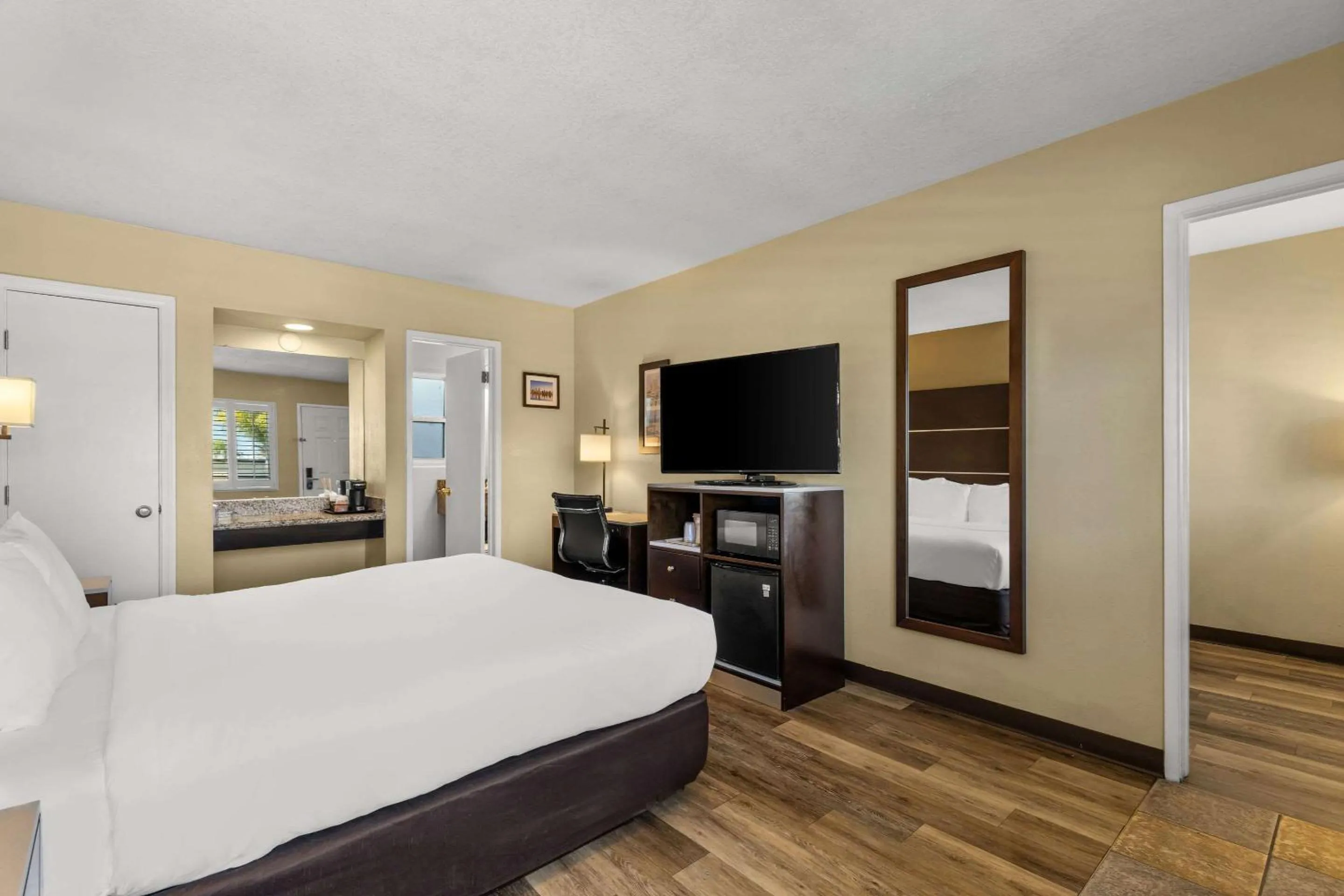 Bedroom, Bed in Comfort Inn San Diego Airport At The Harbor