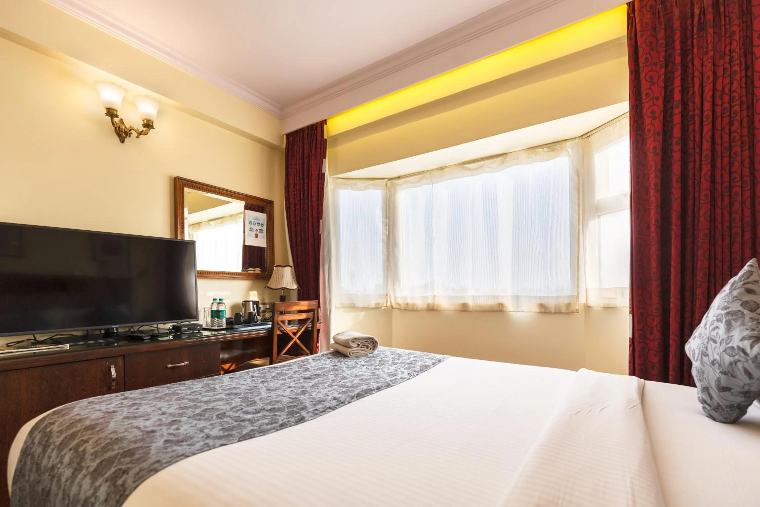 View (from property/room), Bed in Hotel Paramos Inn