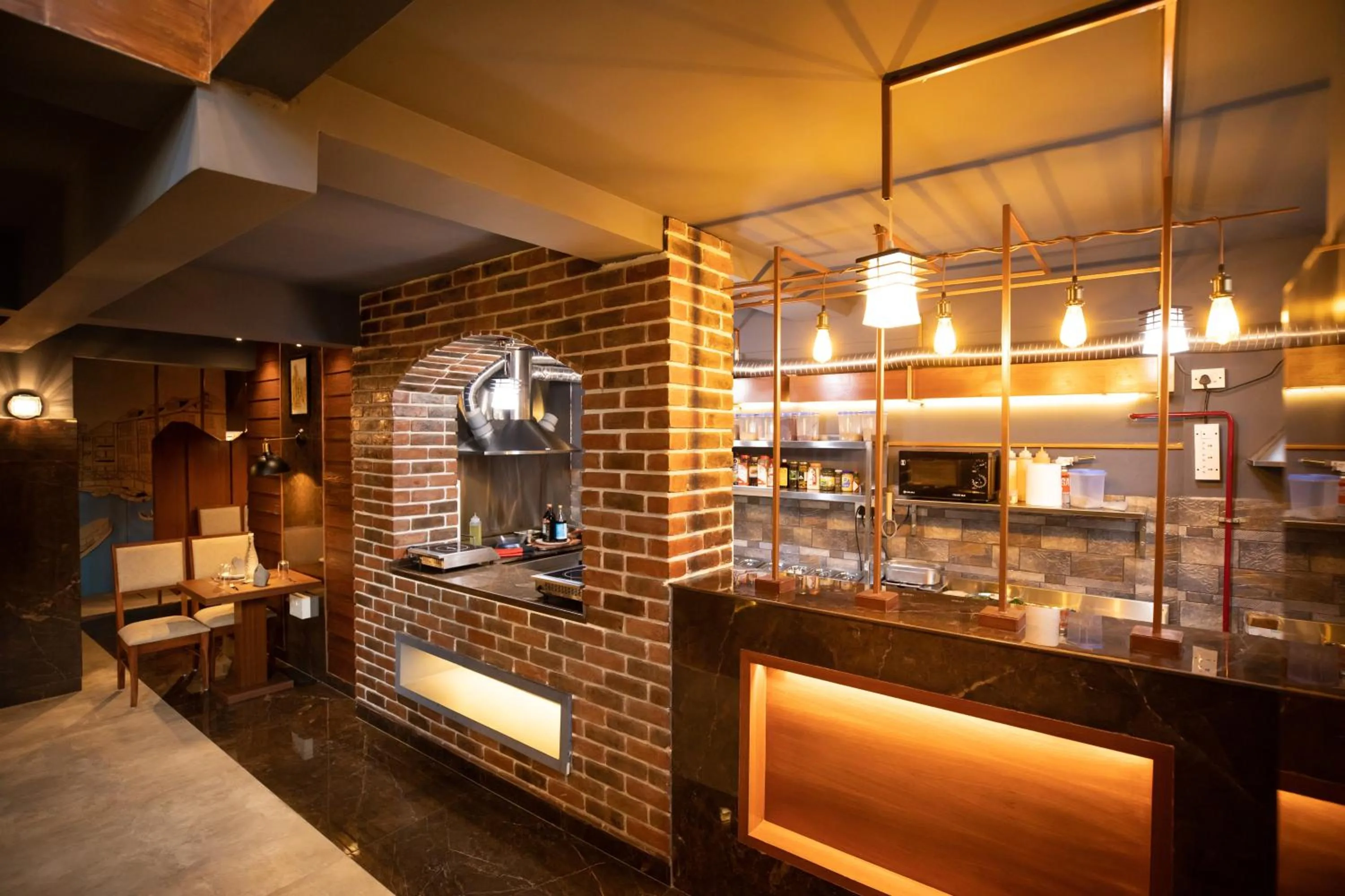 Restaurant/places to eat in Hotel Paramos Inn