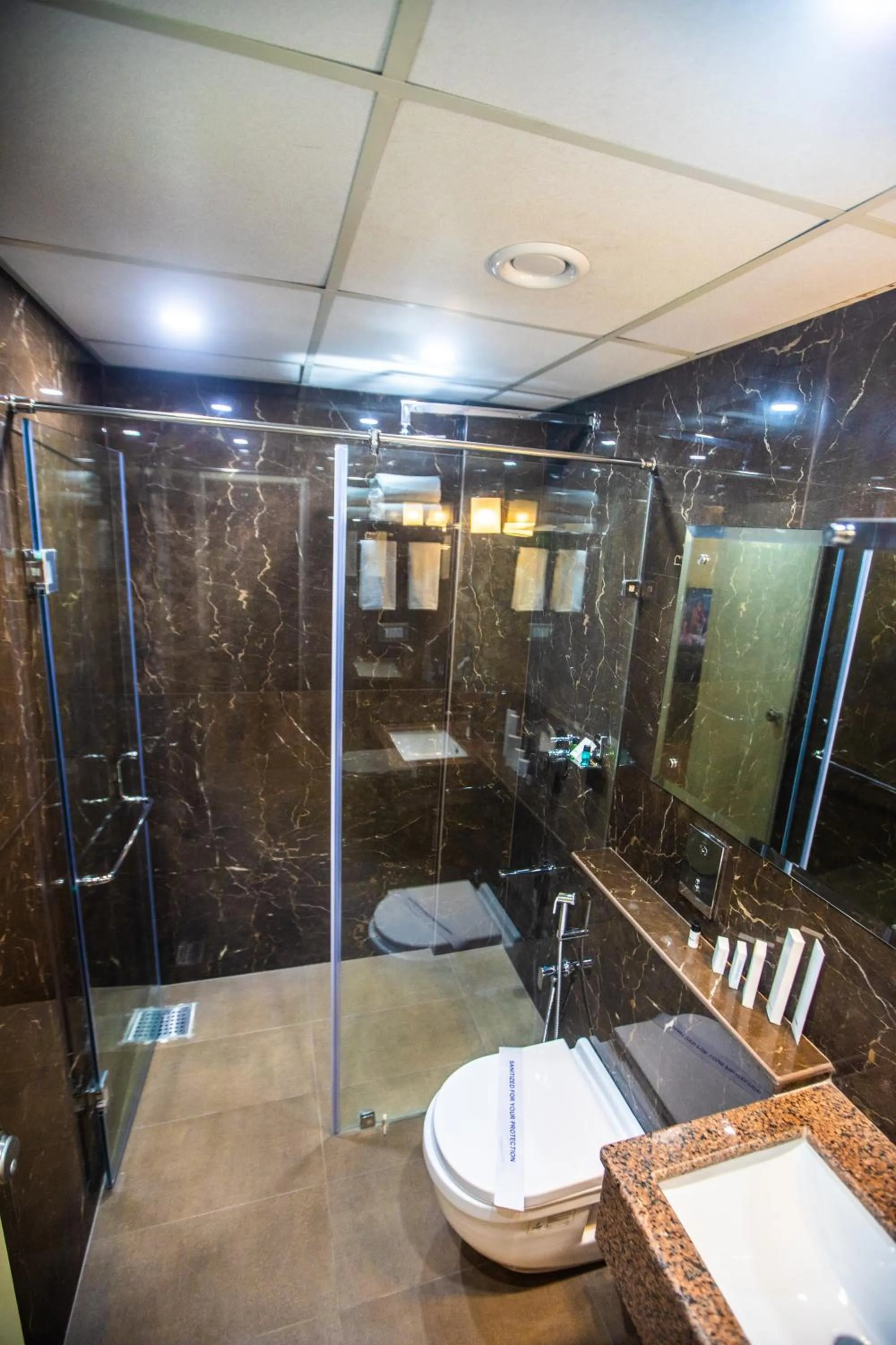 Shower in Hotel Paramos Inn