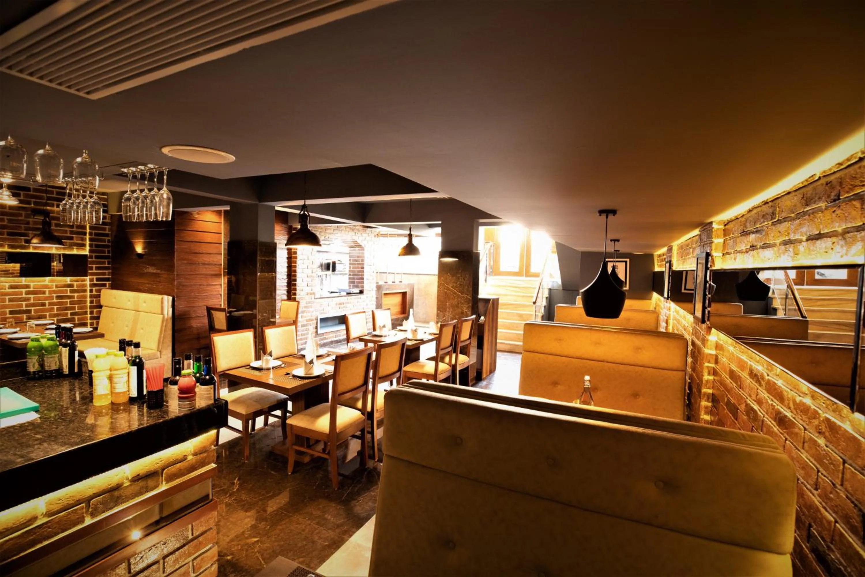 Restaurant/places to eat in Hotel Paramos Inn