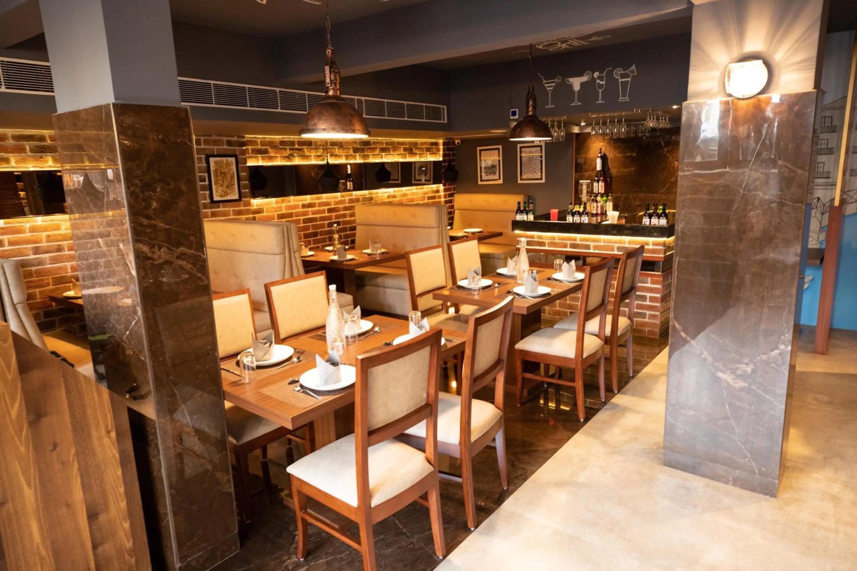 Restaurant/places to eat in Hotel Paramos Inn