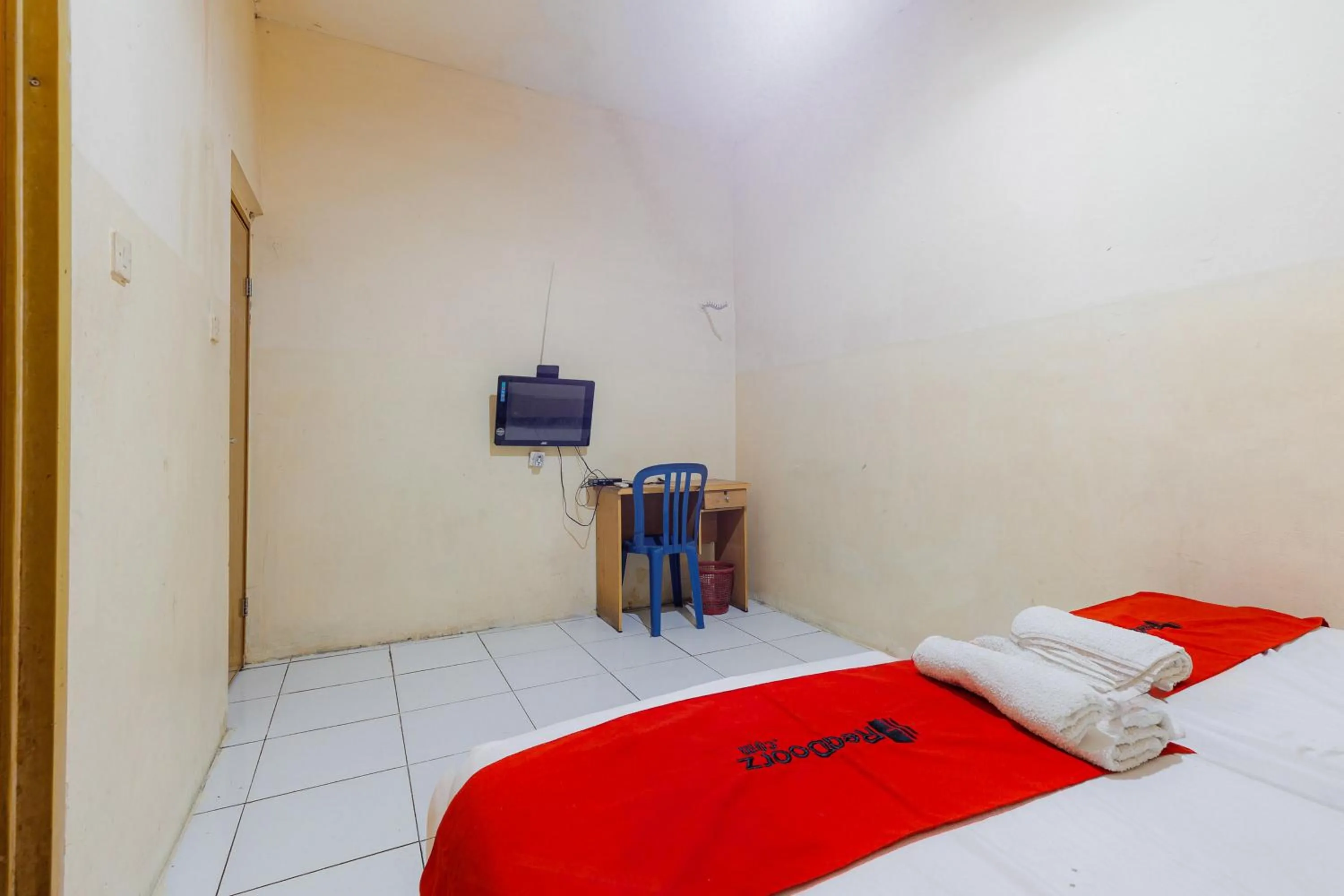 Bedroom in RedDoorz near Esa Unggul University Jakarta Campus
