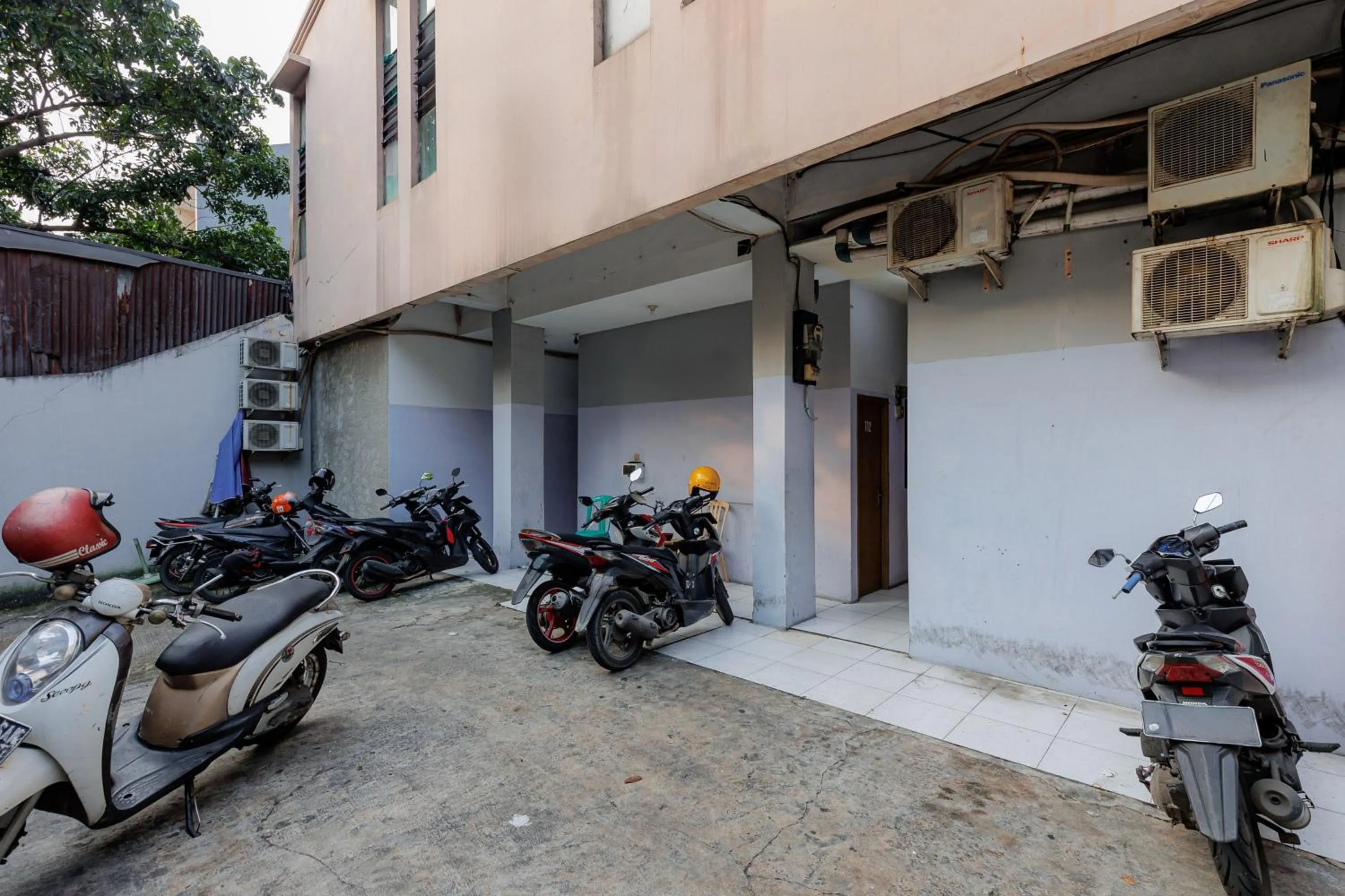 Parking in RedDoorz near Esa Unggul University Jakarta Campus