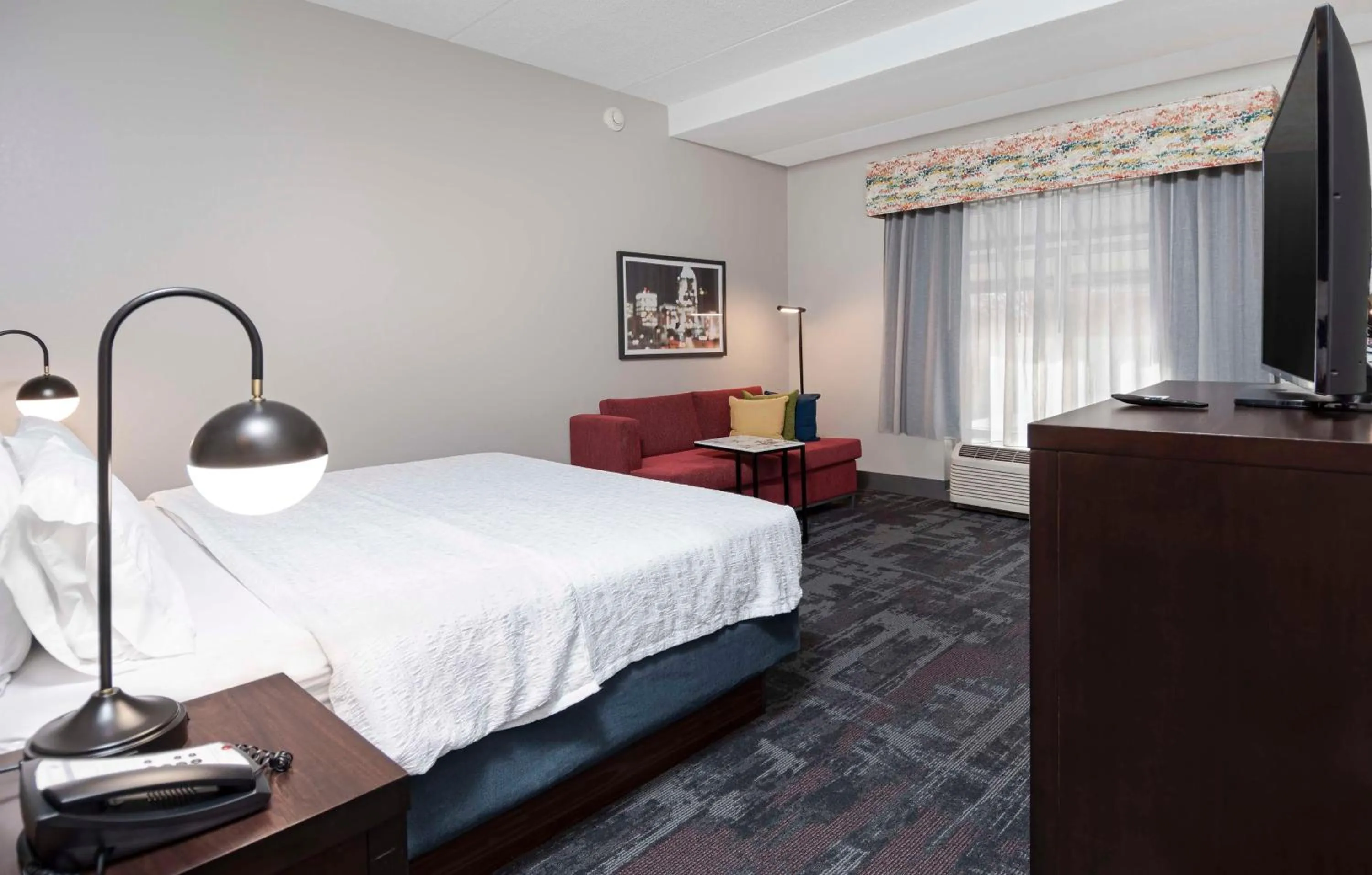 Living room, Bed in Hampton Inn & Suites - Raleigh Downtown