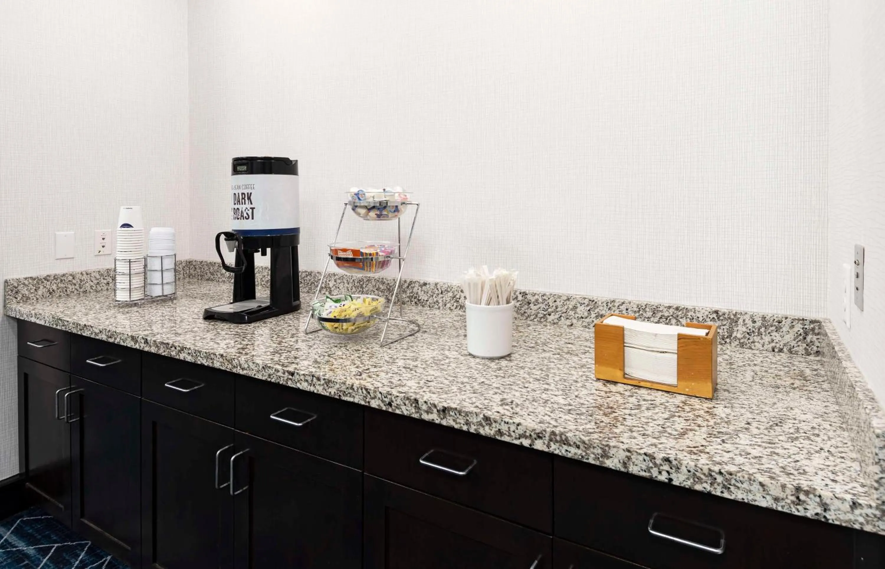 Dining area in Hampton Inn & Suites - Raleigh Downtown