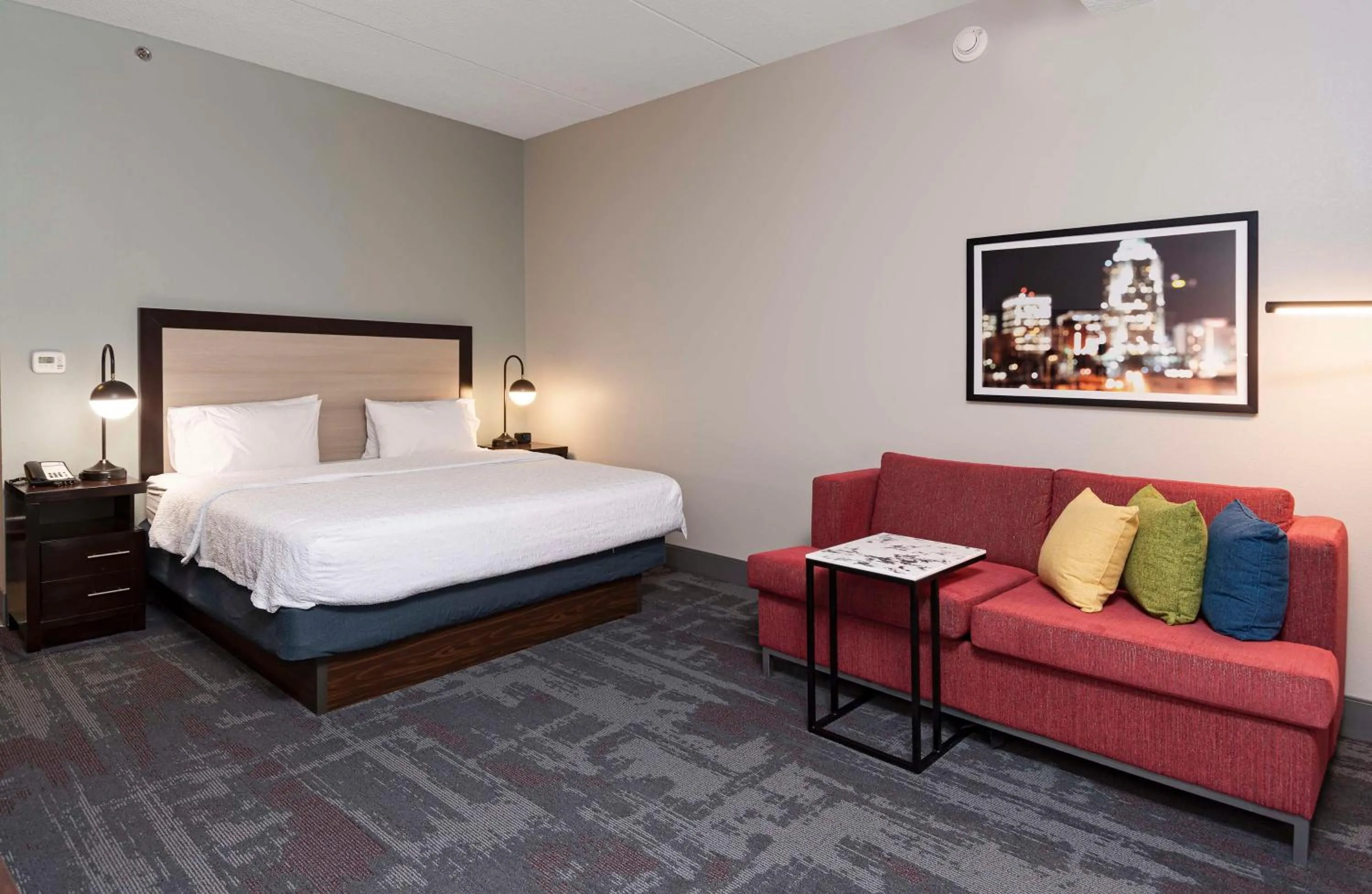 Living room, Bed in Hampton Inn & Suites - Raleigh Downtown