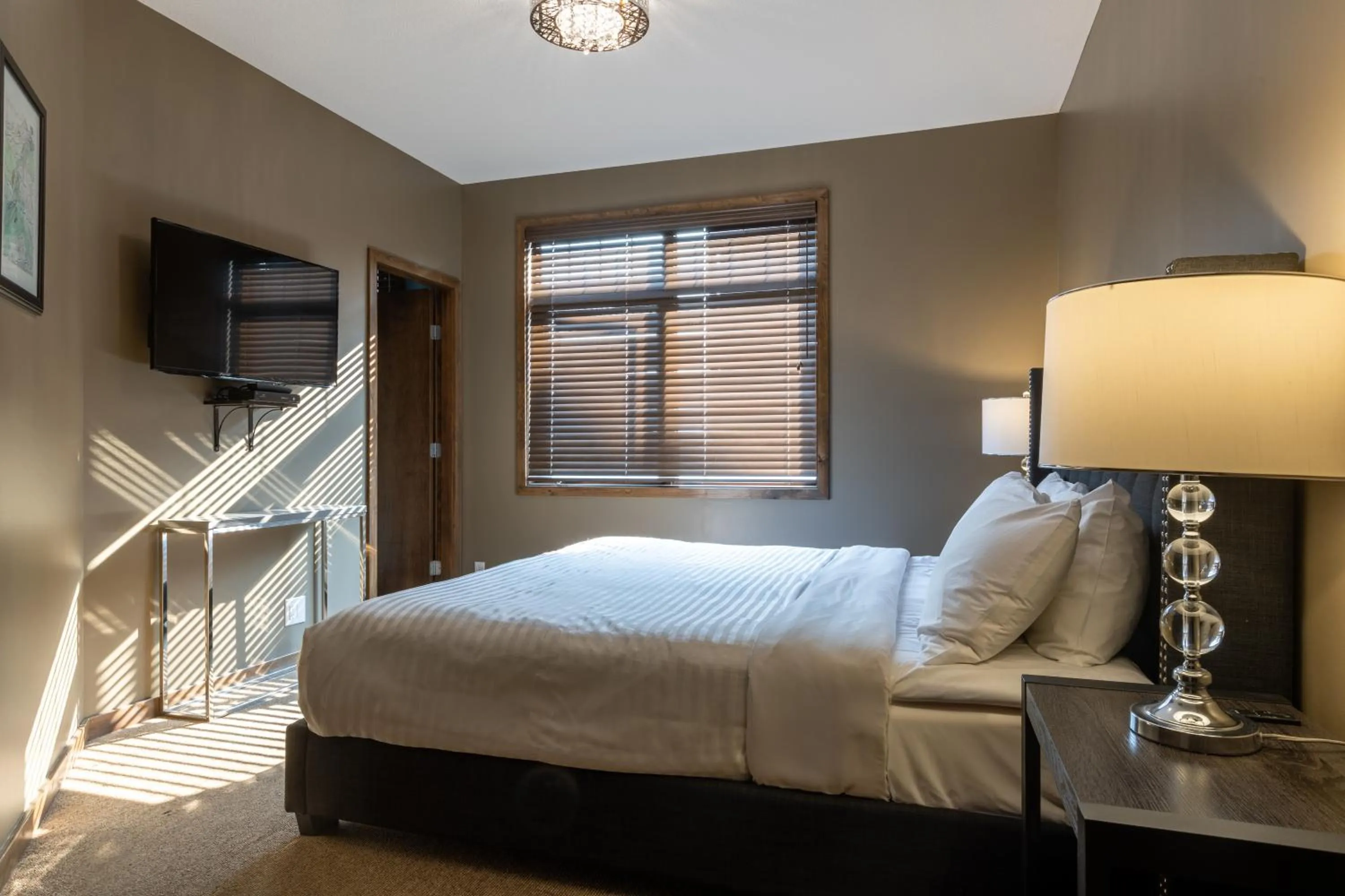 Bedroom, Bed in Glacier Mountaineer Lodge