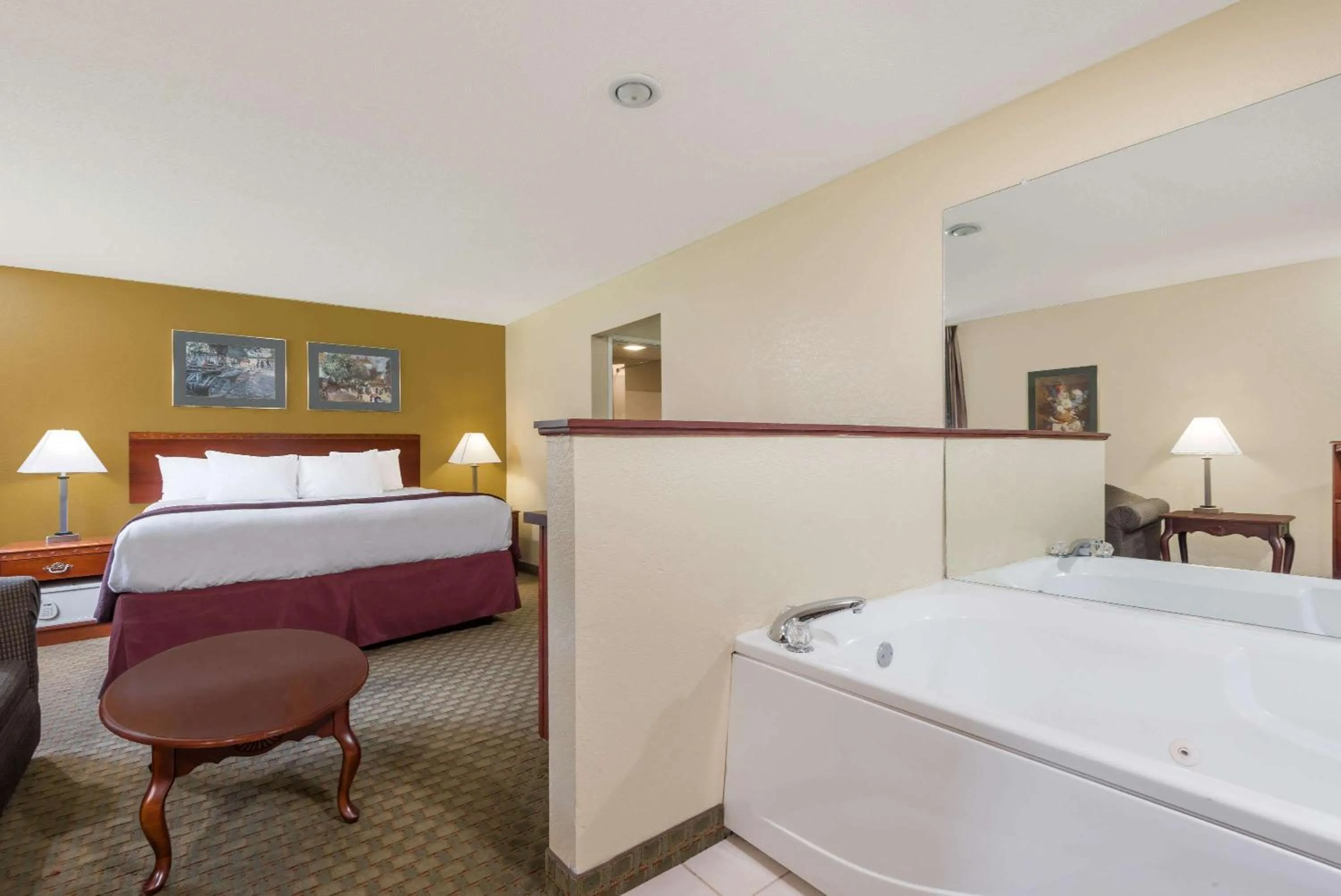 Photo of the whole room, Bed in Days Inn by Wyndham Norton