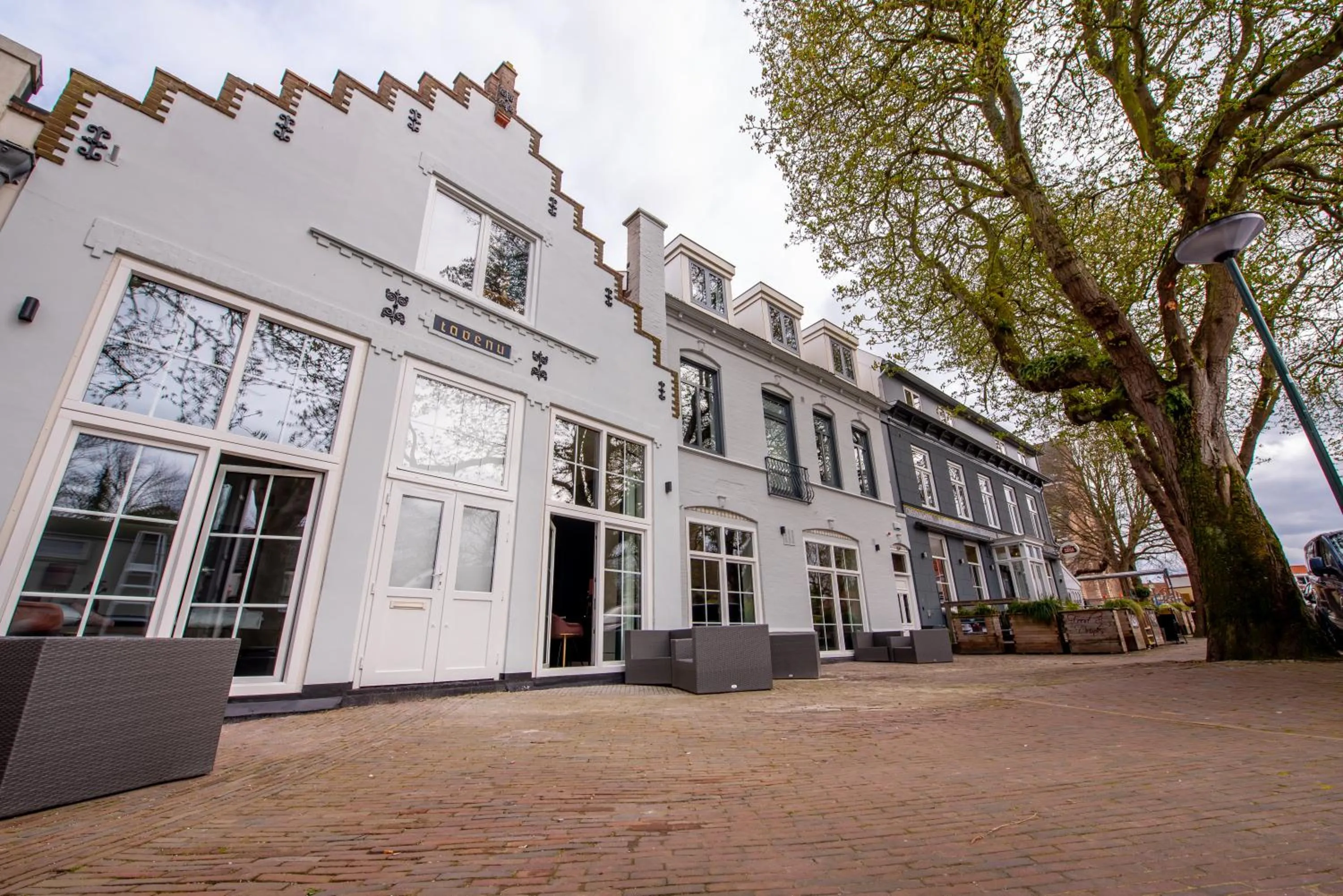 Property building in Hotel Bom