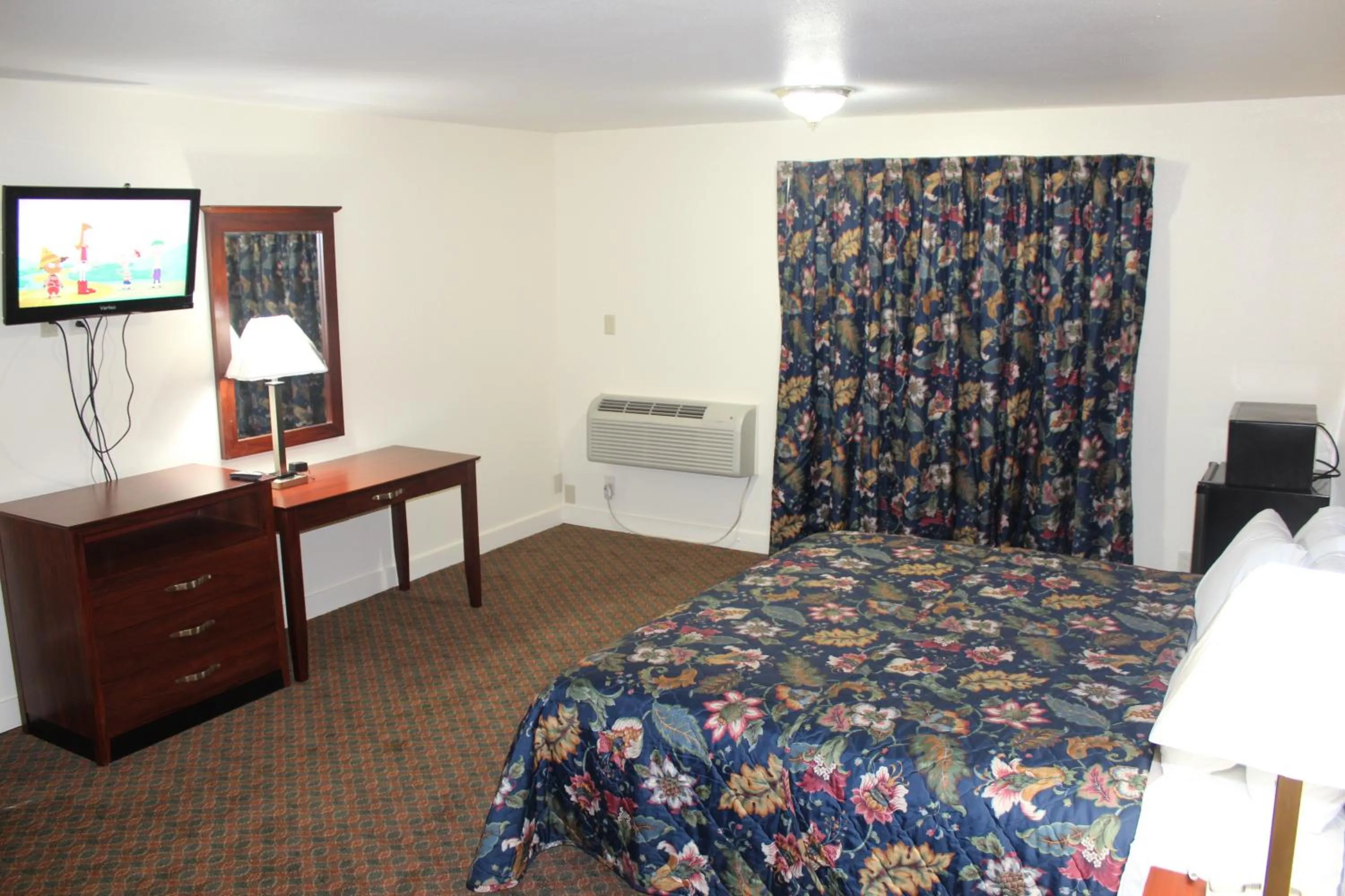 Bed in Passport Inn and Suites - Middletown