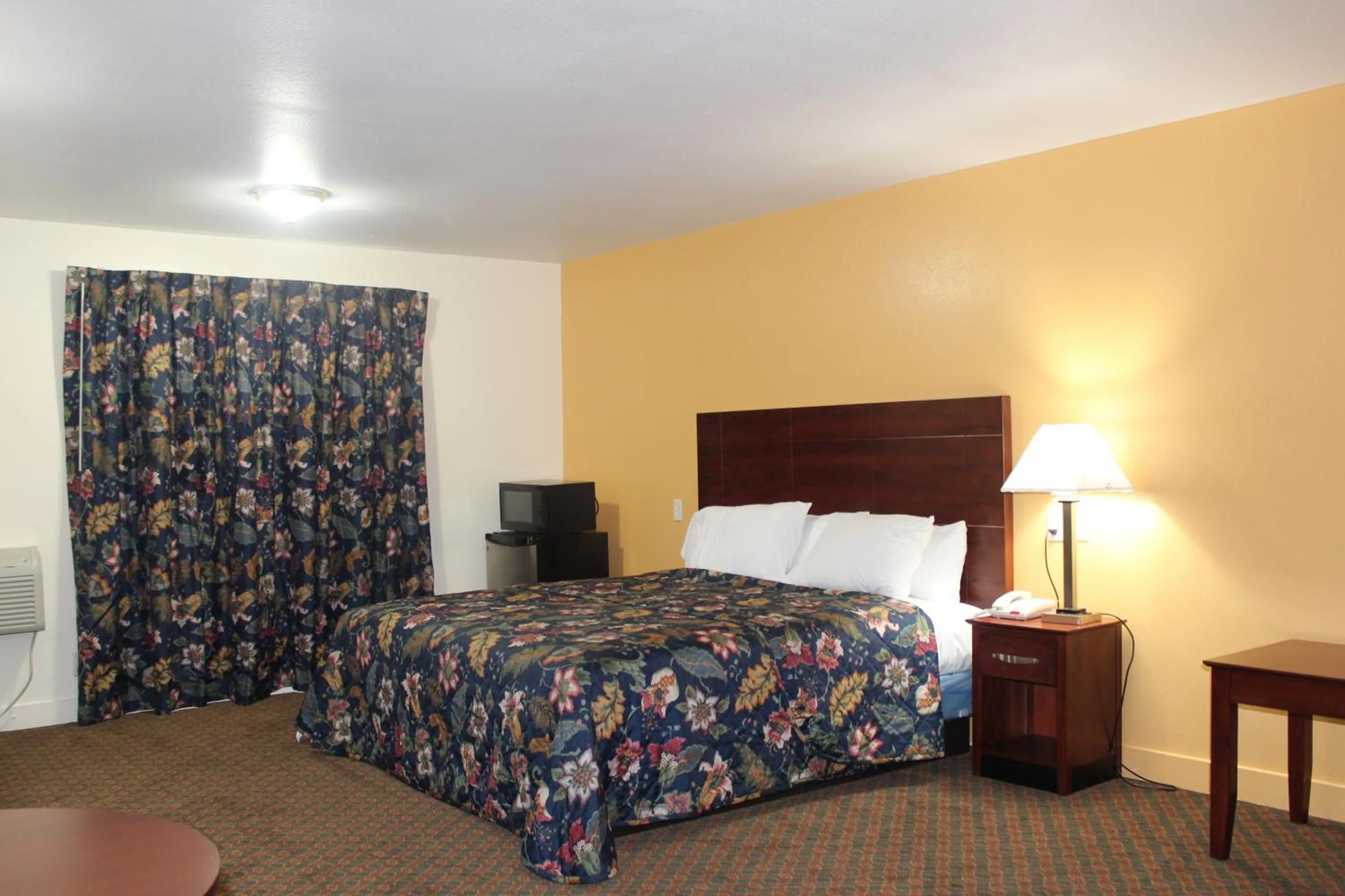 Bed in Passport Inn and Suites - Middletown