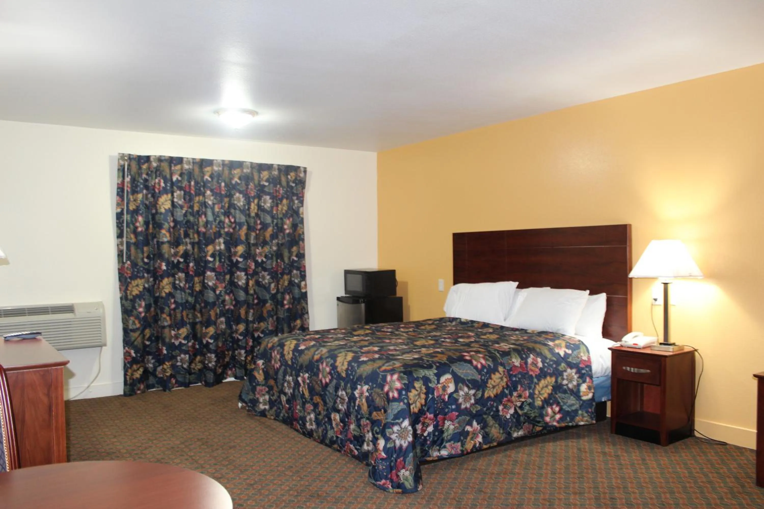 Bed in Passport Inn and Suites - Middletown