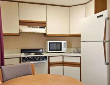Kitchen or kitchenette in Econo Lodge Franklin
