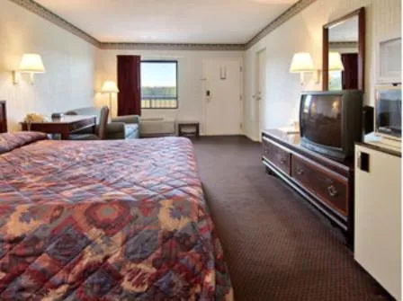 Bedroom, Bed in Econo Lodge Franklin