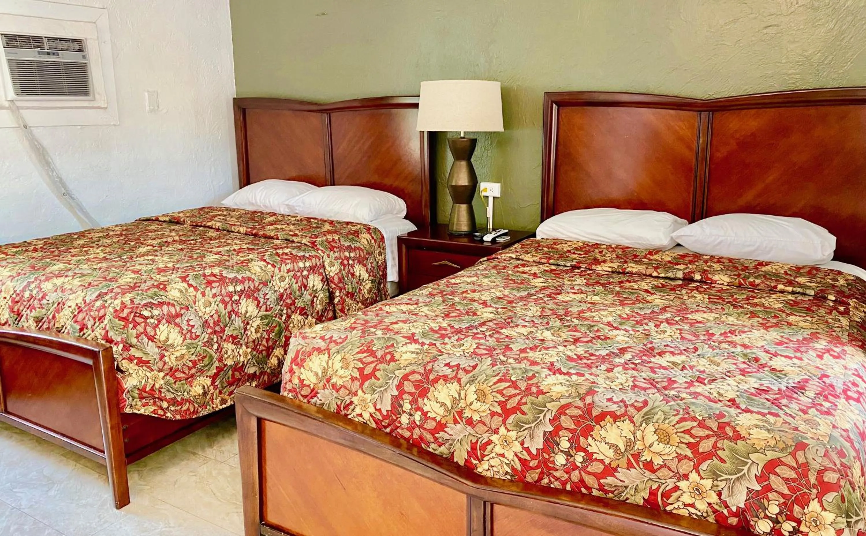 Bed in Glades Motel - Naples