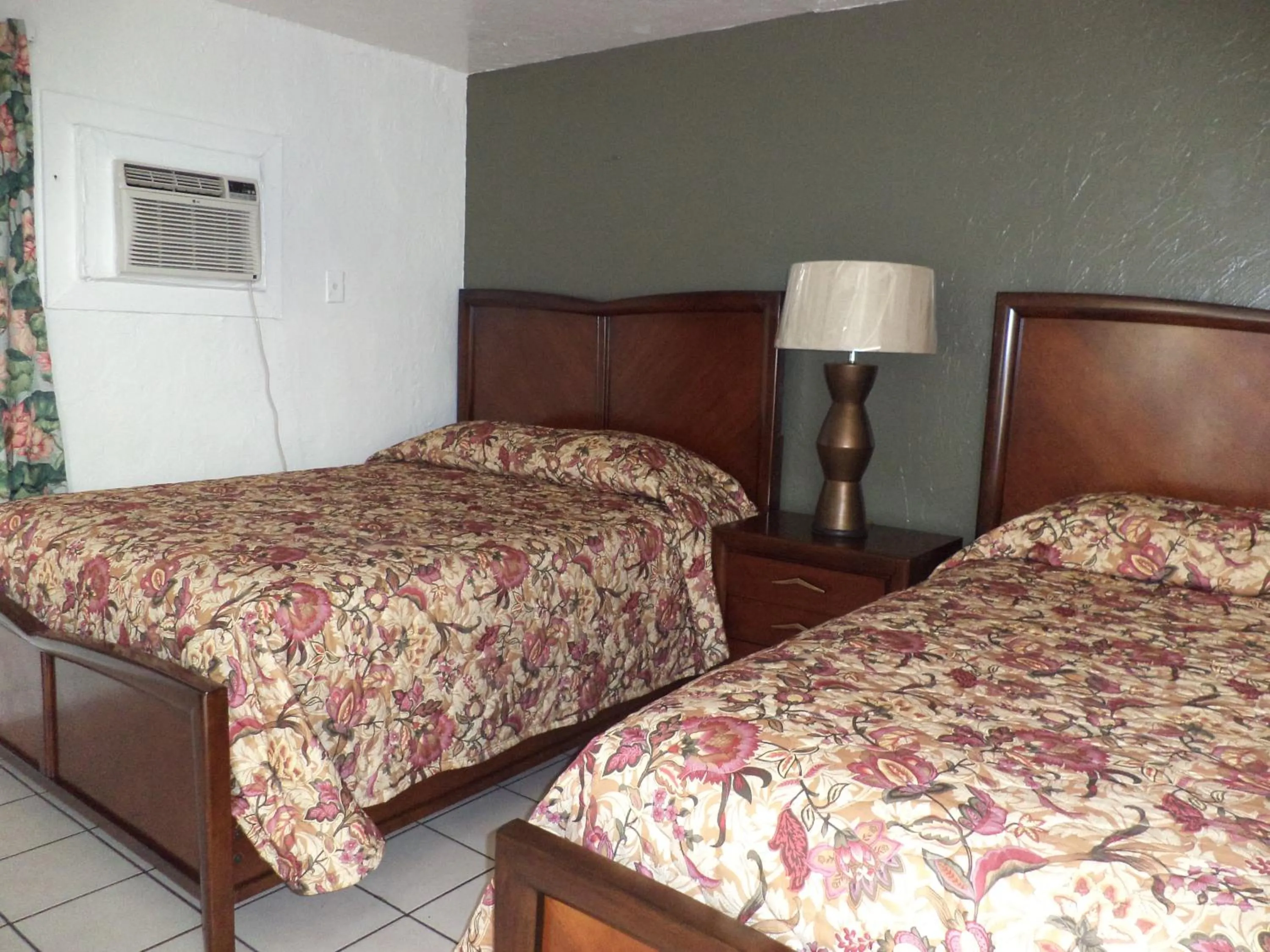 Bedroom, Bed in Glades Motel - Naples