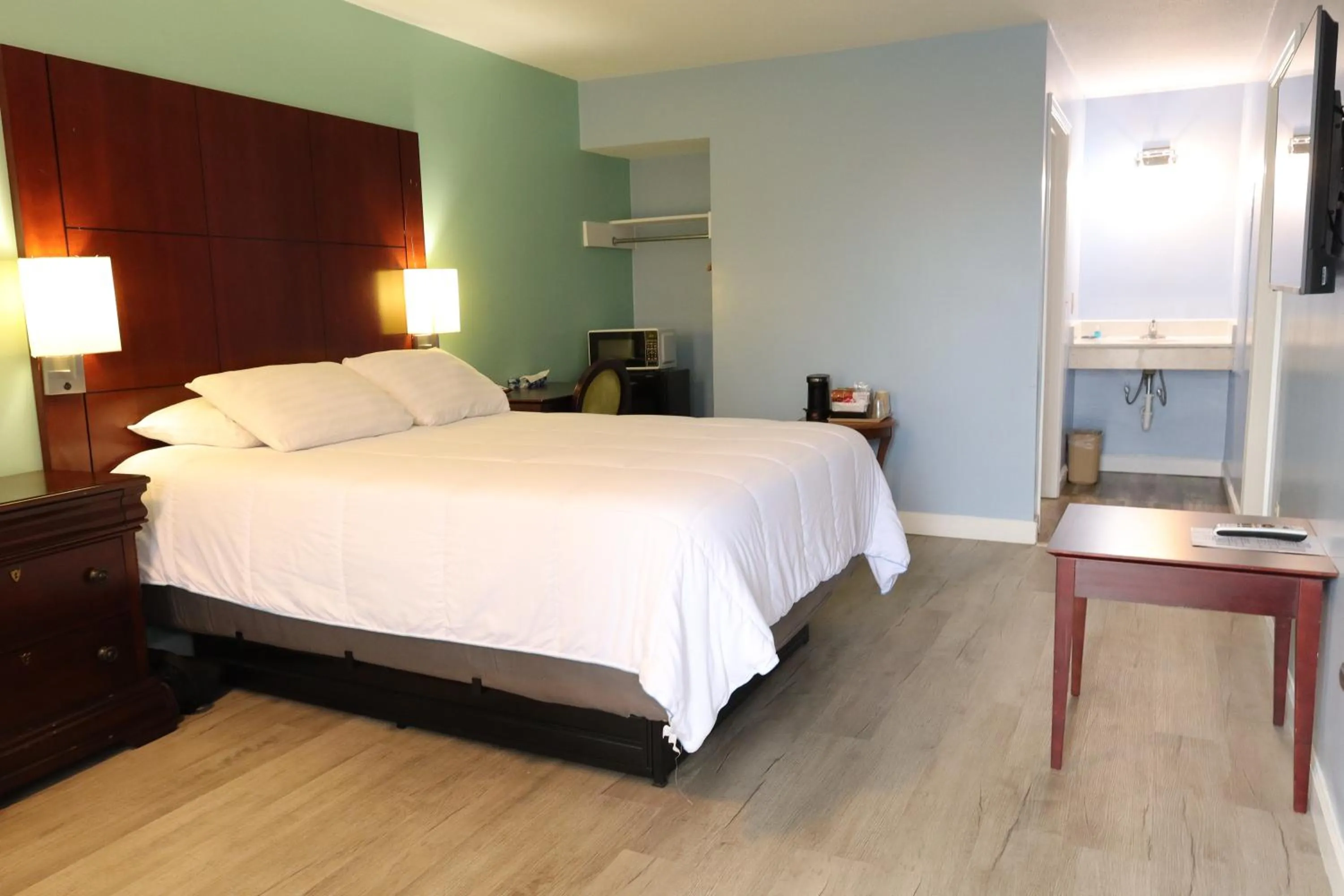 Bed in Americas Best Value Inn Suites & Studios Blytheville by Sonesta