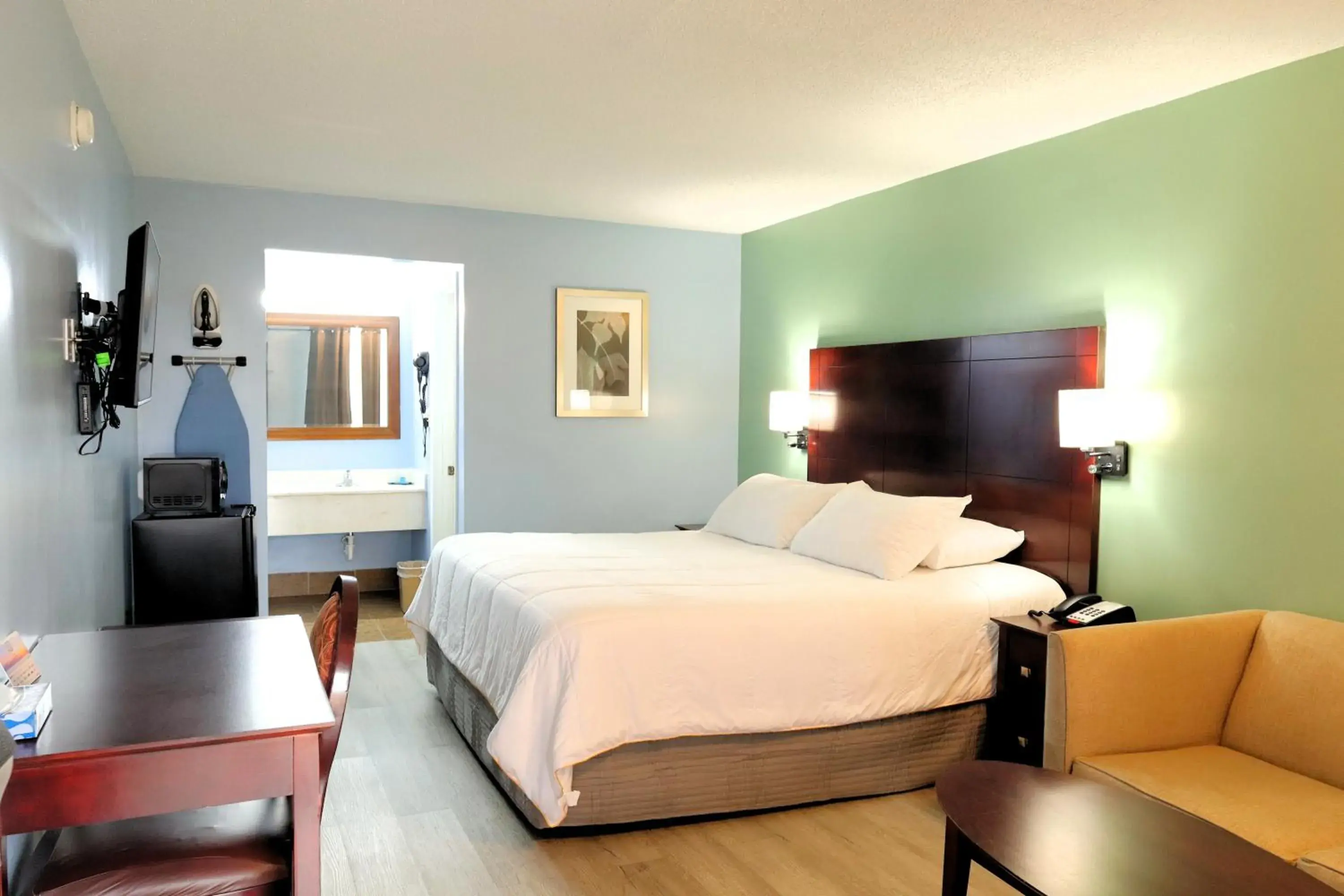 1 King Bed Non-Smoking in Americas Best Value Inn Suites & Studios Blytheville by Sonesta 1 King Bed Non-Smoking in Americas Best Value Inn Suites & Studios Blytheville by Sonesta