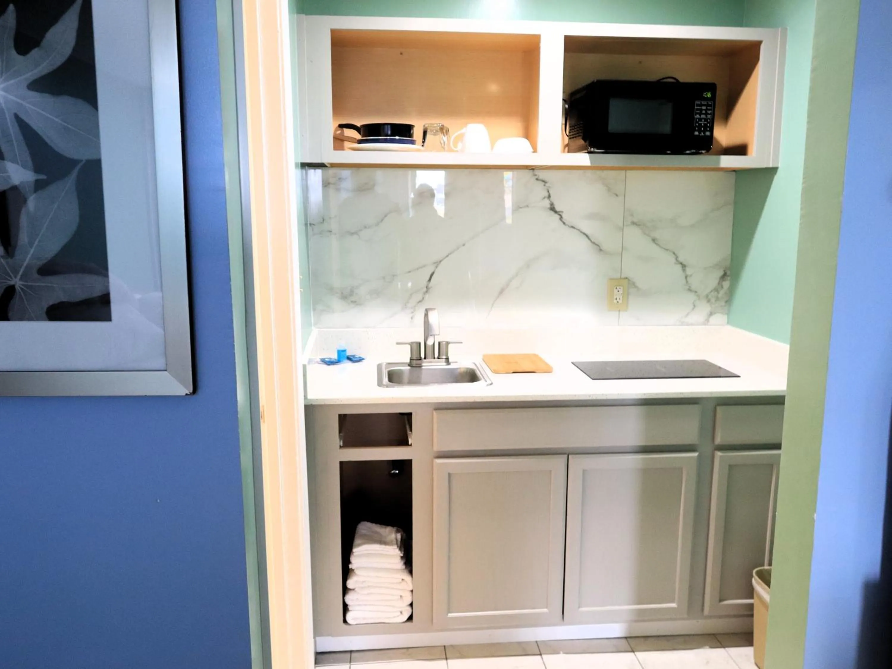 Kitchen or kitchenette in Americas Best Value Inn Suites & Studios Blytheville by Sonesta