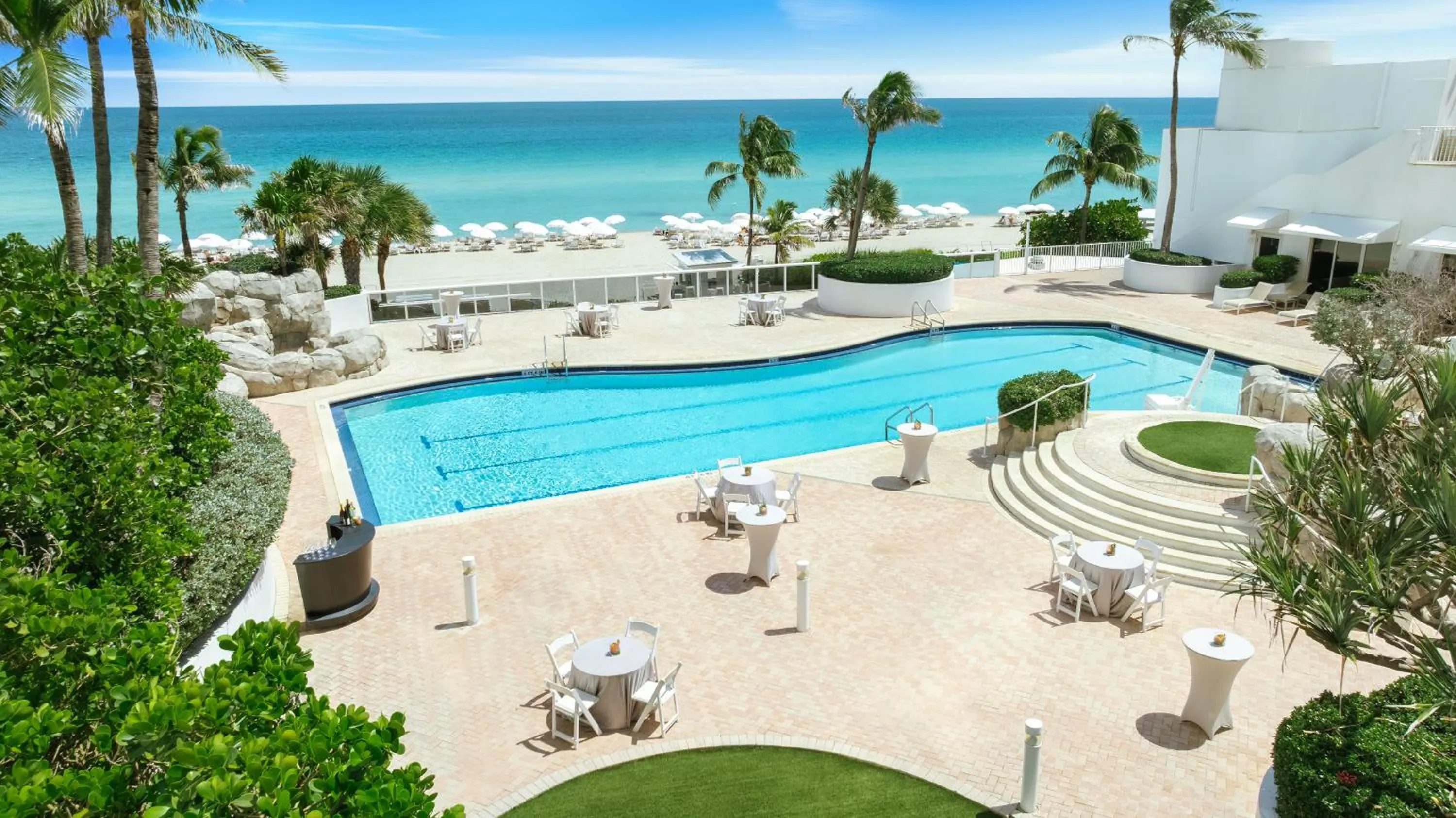 Swimming pool in Trump International Beach Resort - Sunny Isles Beach