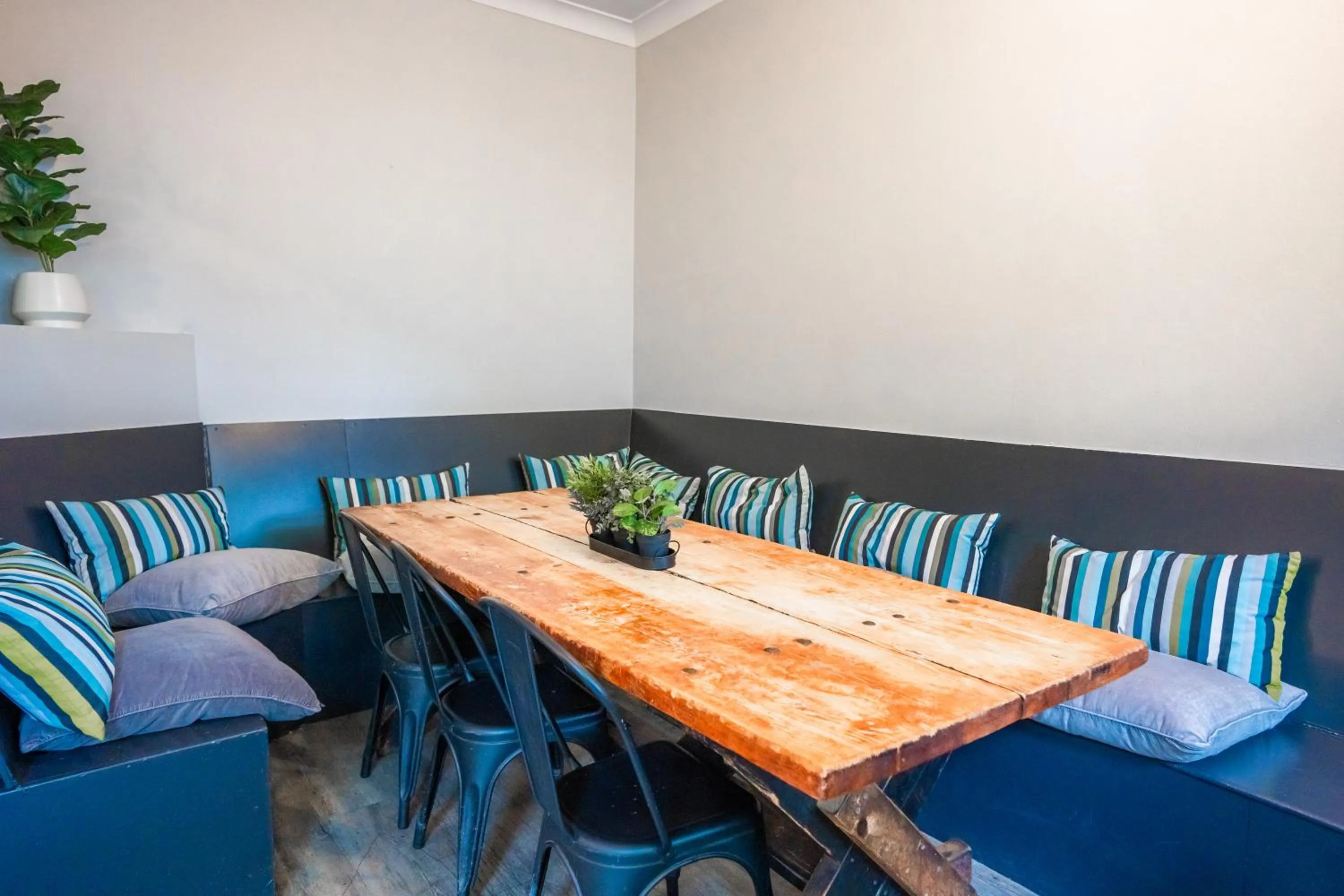 Seating area, Dining Area in Hump Backpackers