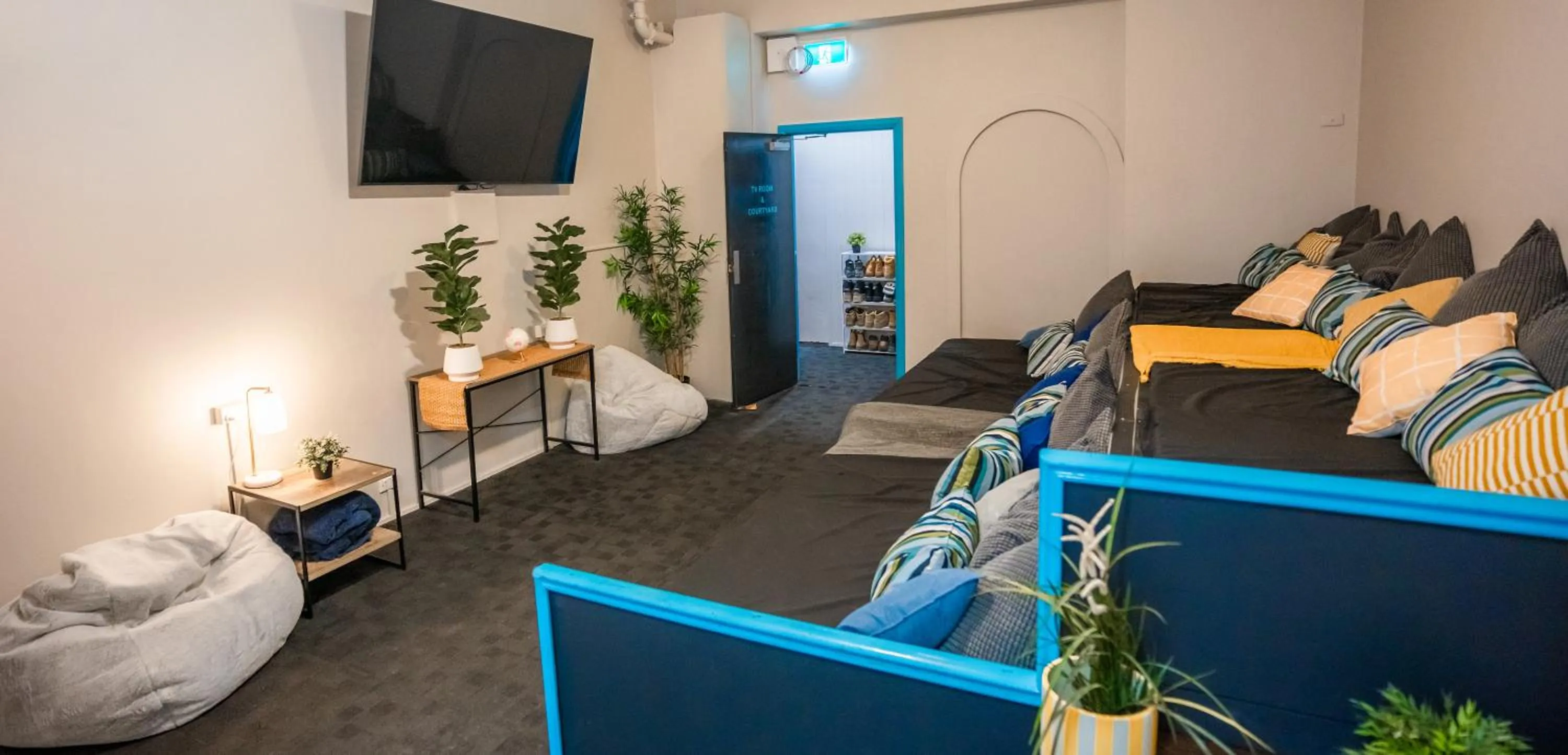 Communal lounge/ TV room in Hump Backpackers