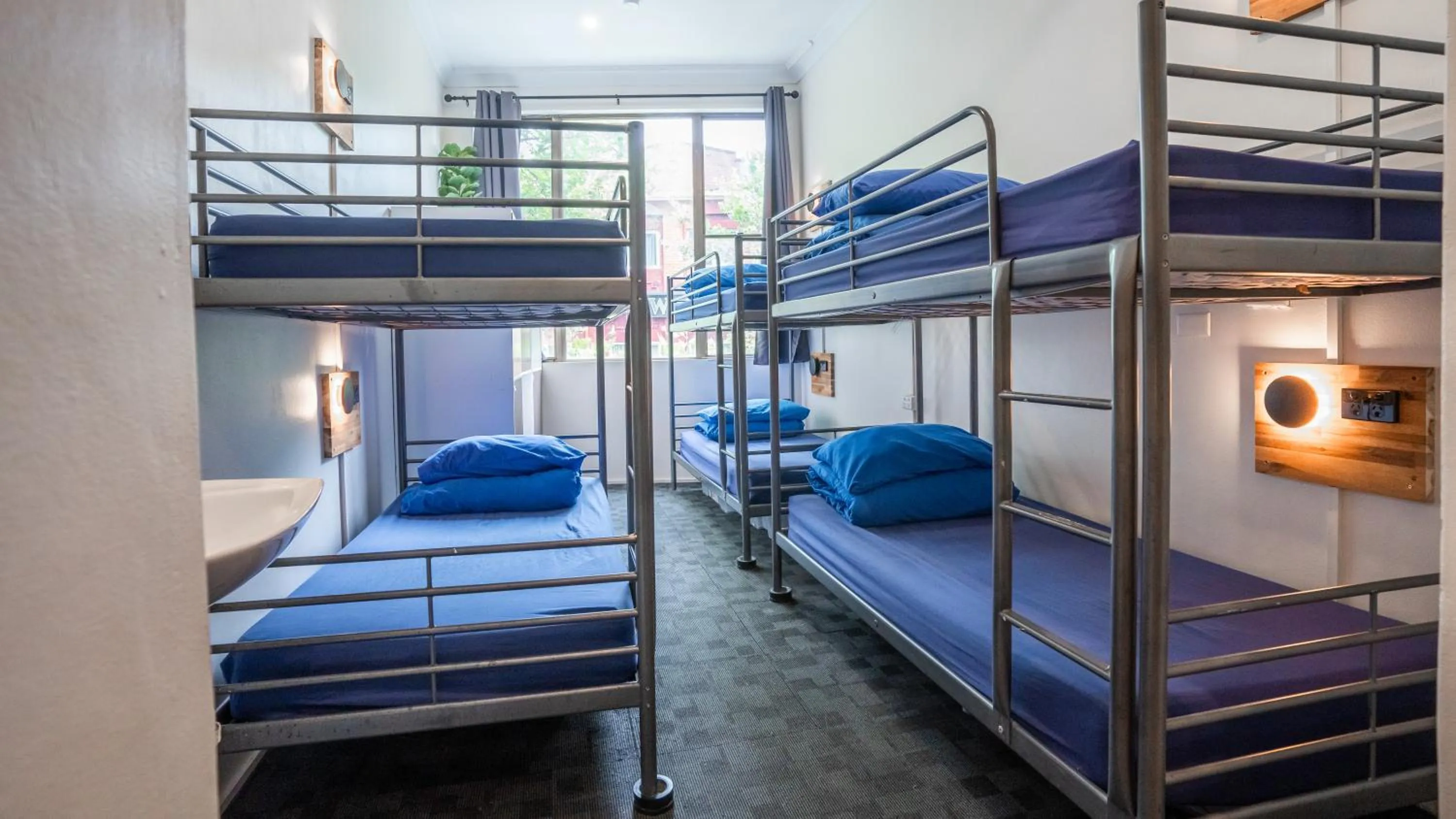 Photo of the whole room, Bunk Bed in Hump Backpackers