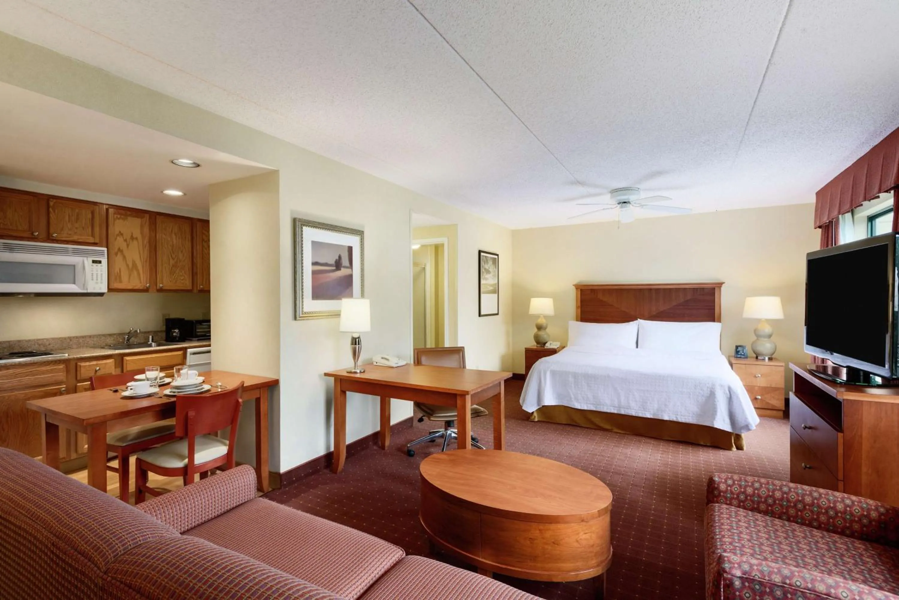 Living room, Bed in Homewood Suites by Hilton Newark-Wilmington South Area