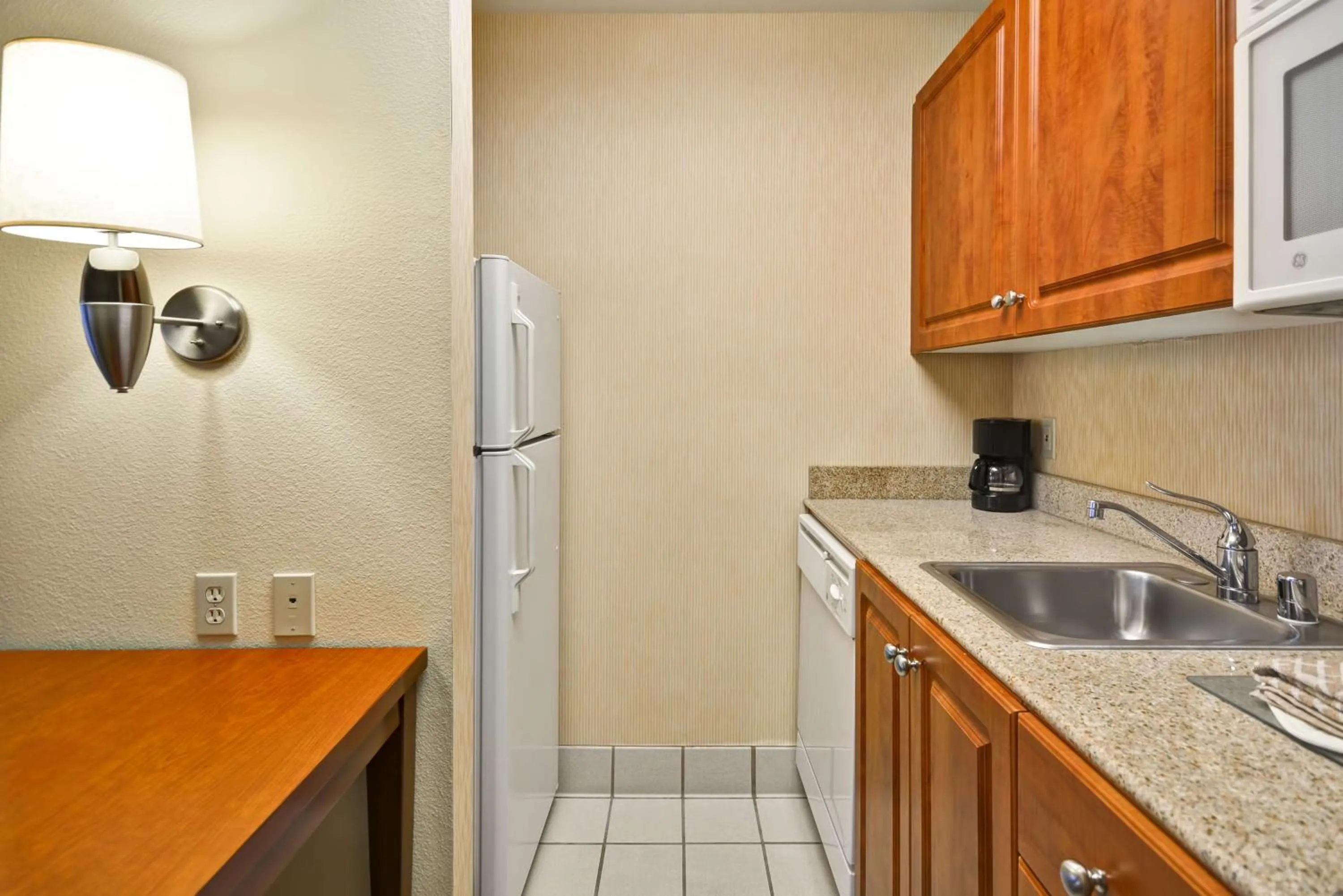 Kitchen or kitchenette in Homewood Suites by Hilton Newark-Wilmington South Area