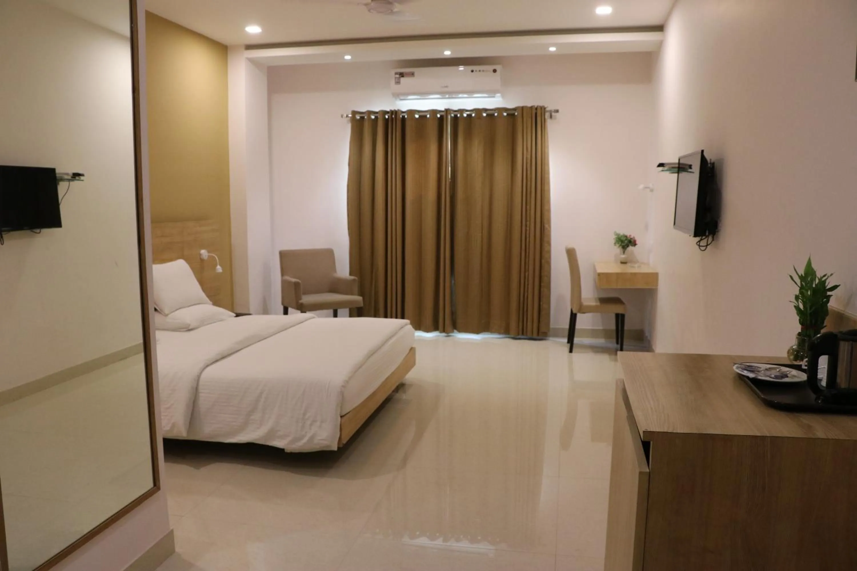 Photo of the whole room, Bed in Little Chef Hotel