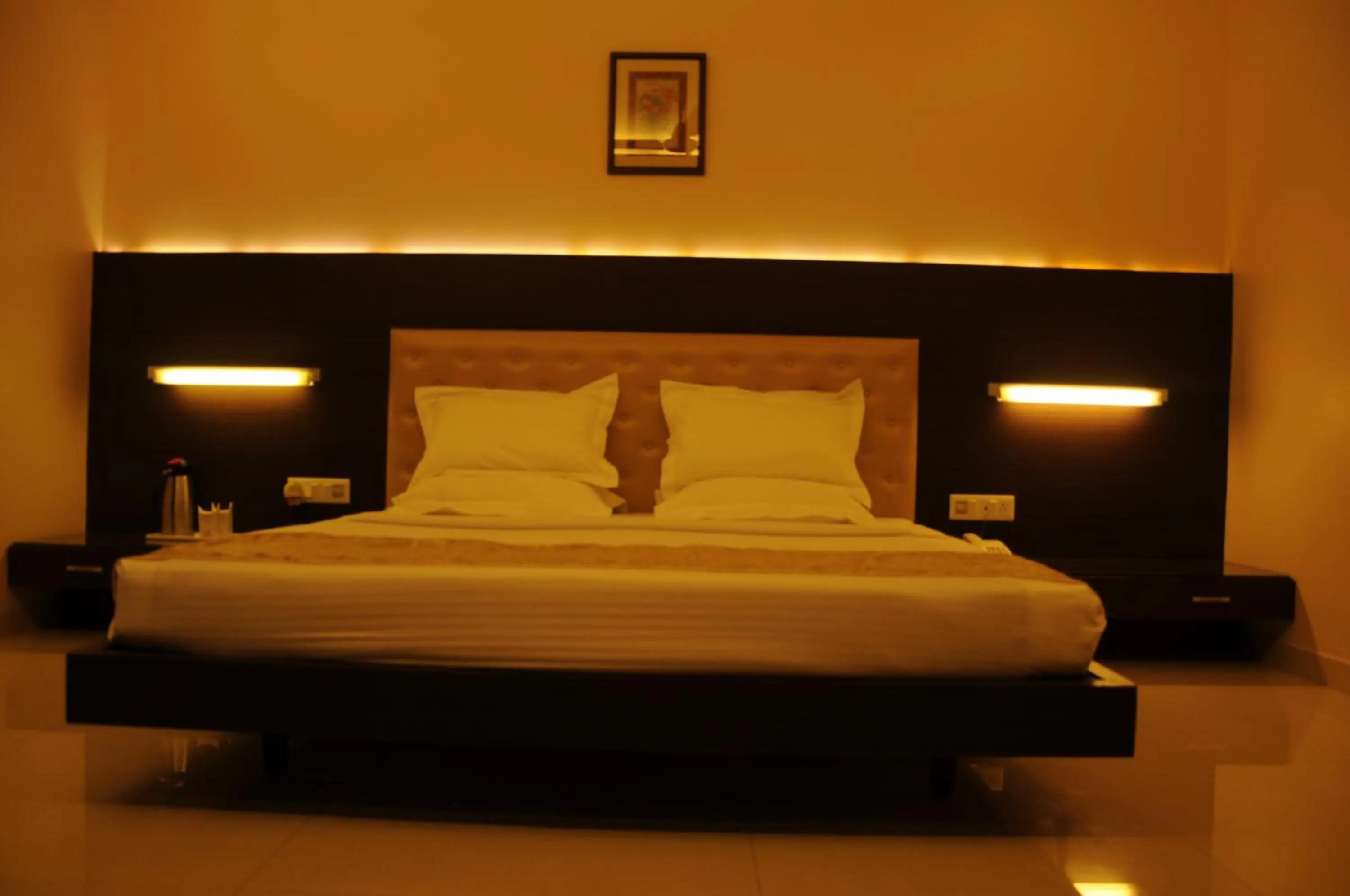 Photo of the whole room, Bed in Little Chef Hotel