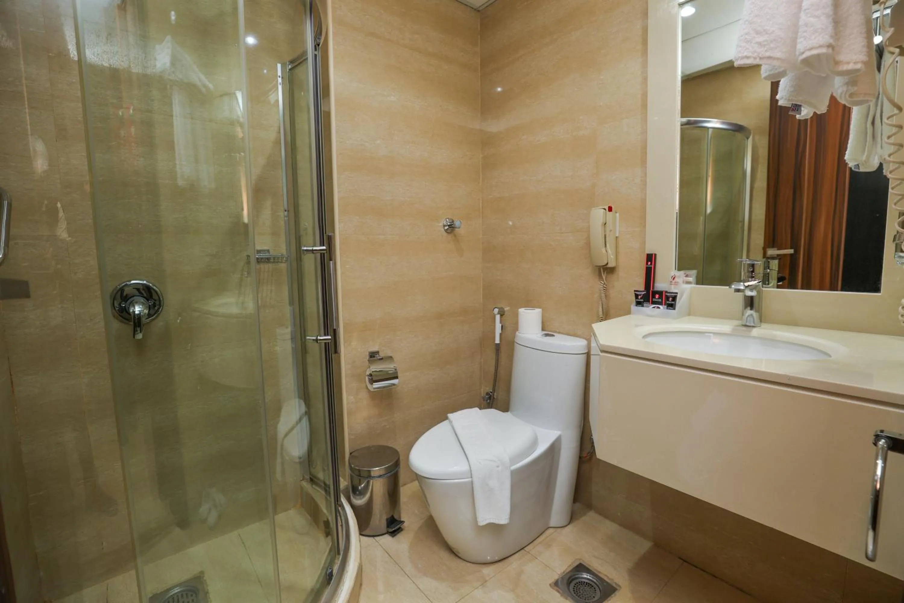 Shower in Reef Global Hotel
