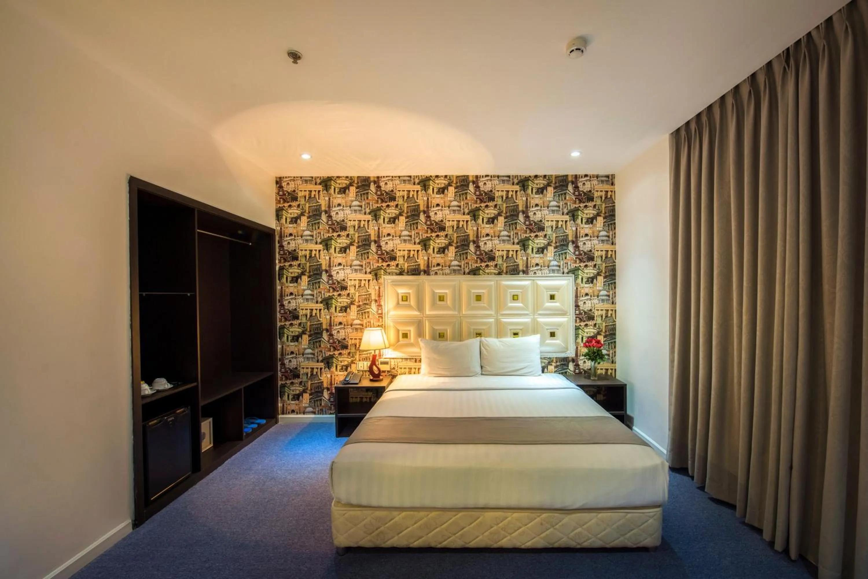 Photo of the whole room, TV/Entertainment Center in Golden Crown Hotel