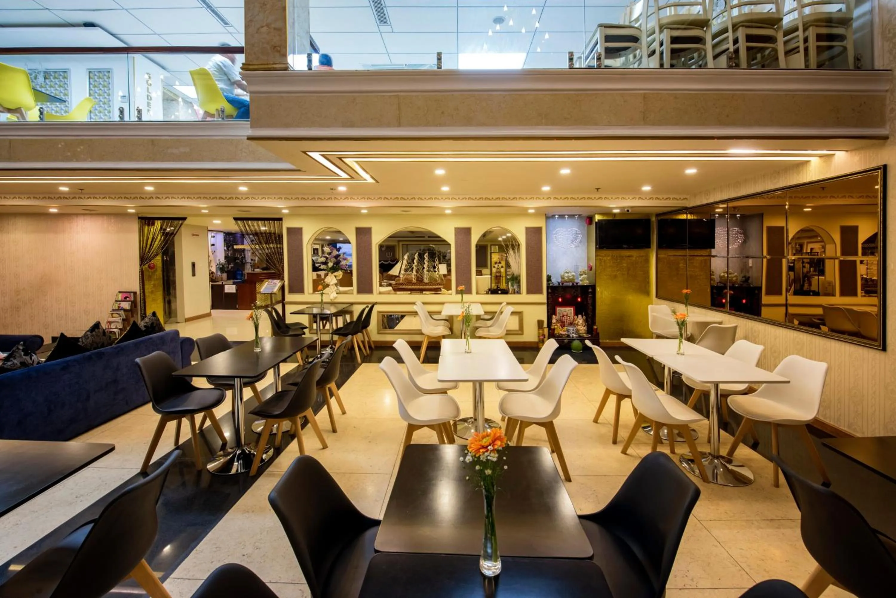 Restaurant/Places to Eat in Golden Crown Hotel