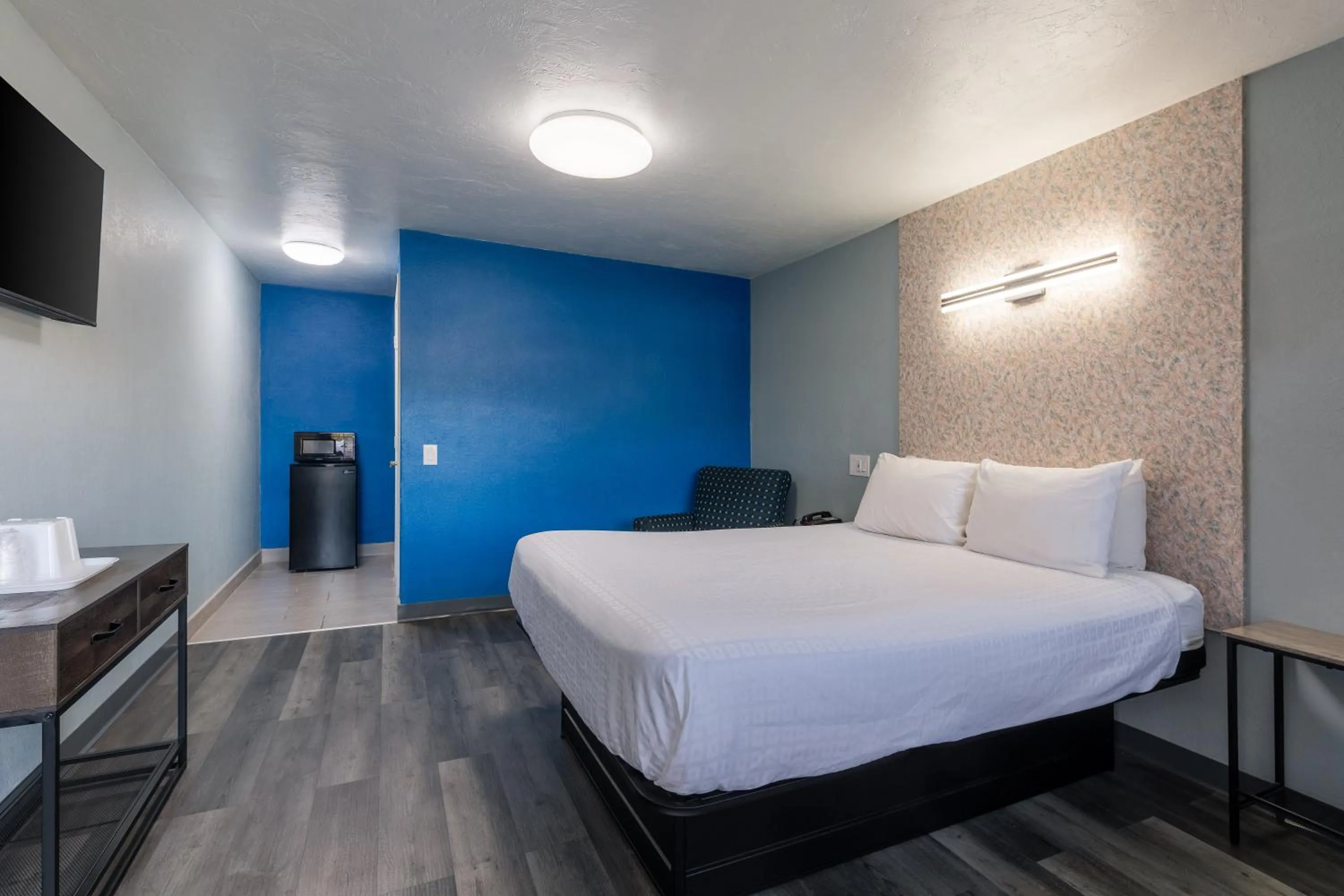 Bed in Knights Inn North Attleboro