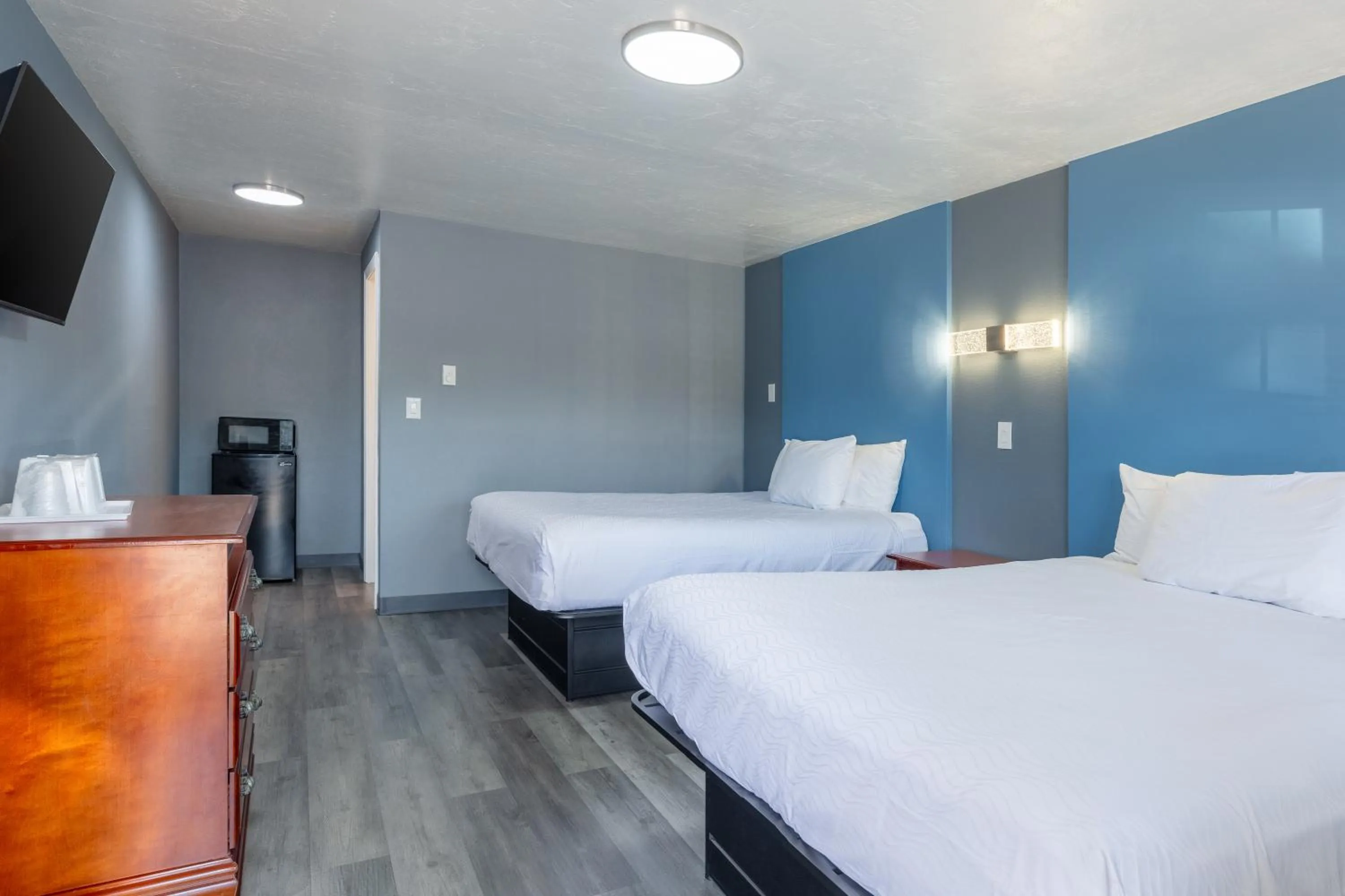 Bed in Knights Inn North Attleboro