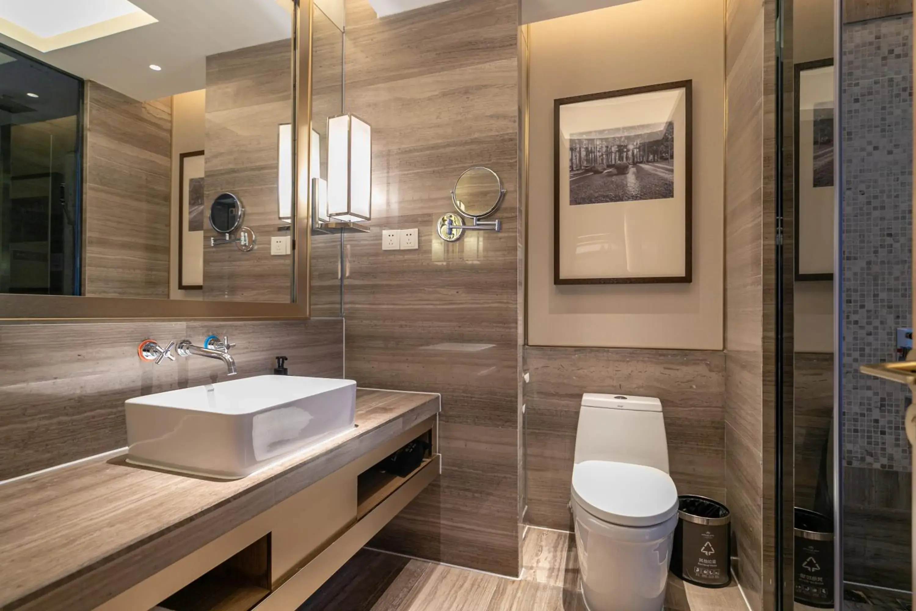 Deluxe King Room in Easeland Hotel Guangzhou Deluxe King Room in Easeland Hotel Guangzhou