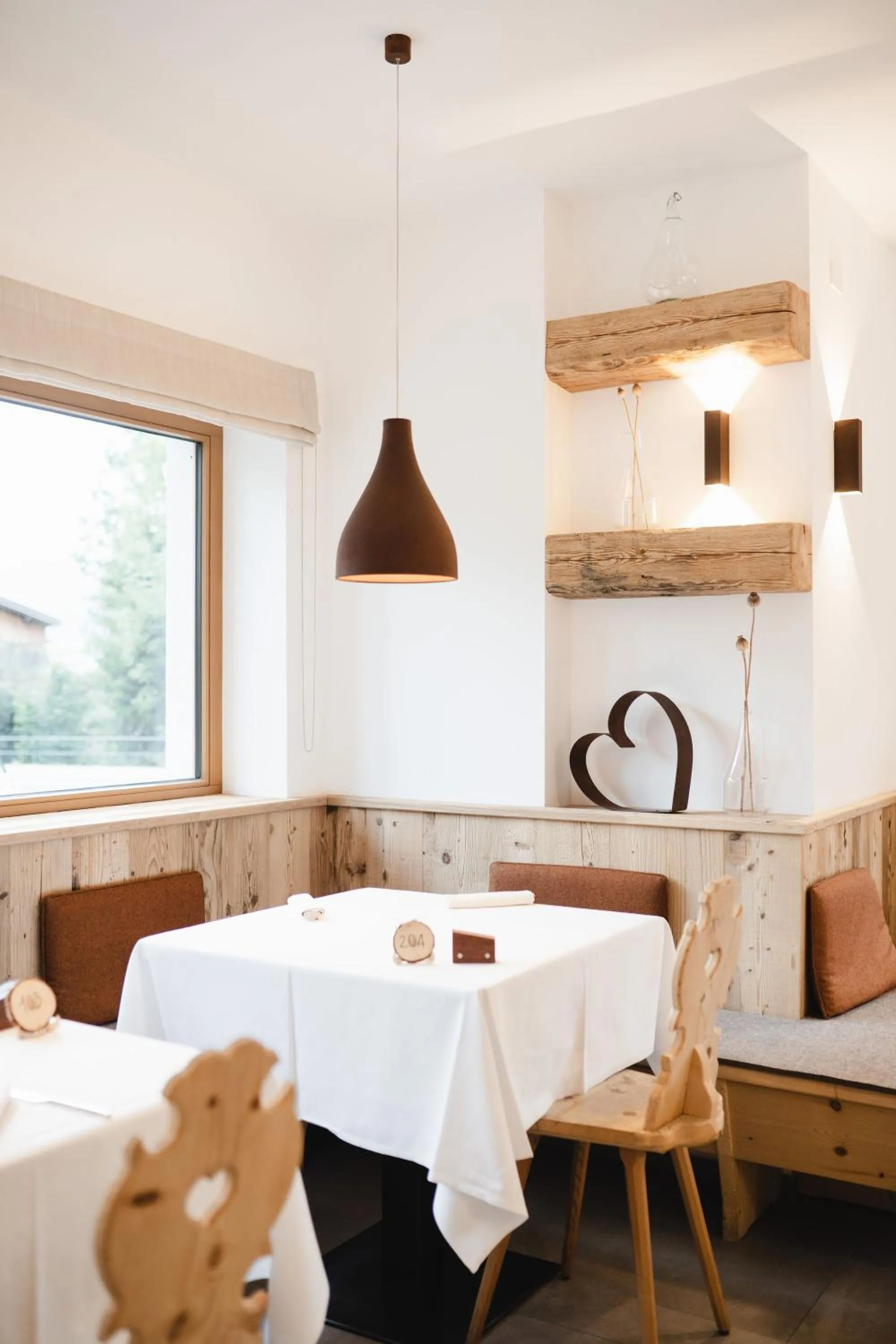 Restaurant/places to eat in Camina Suite and Spa