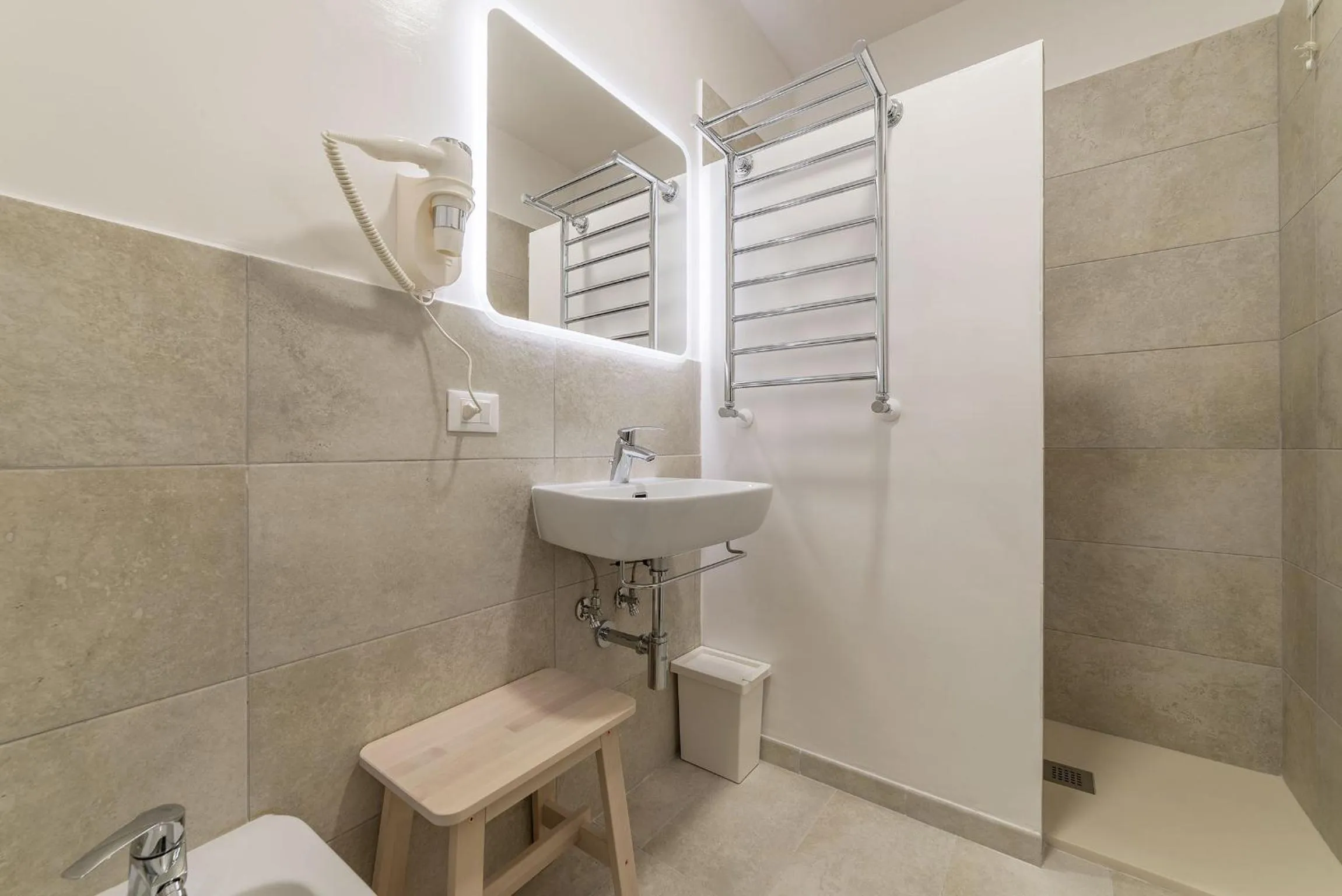 Shower in Appartamento Via Genova