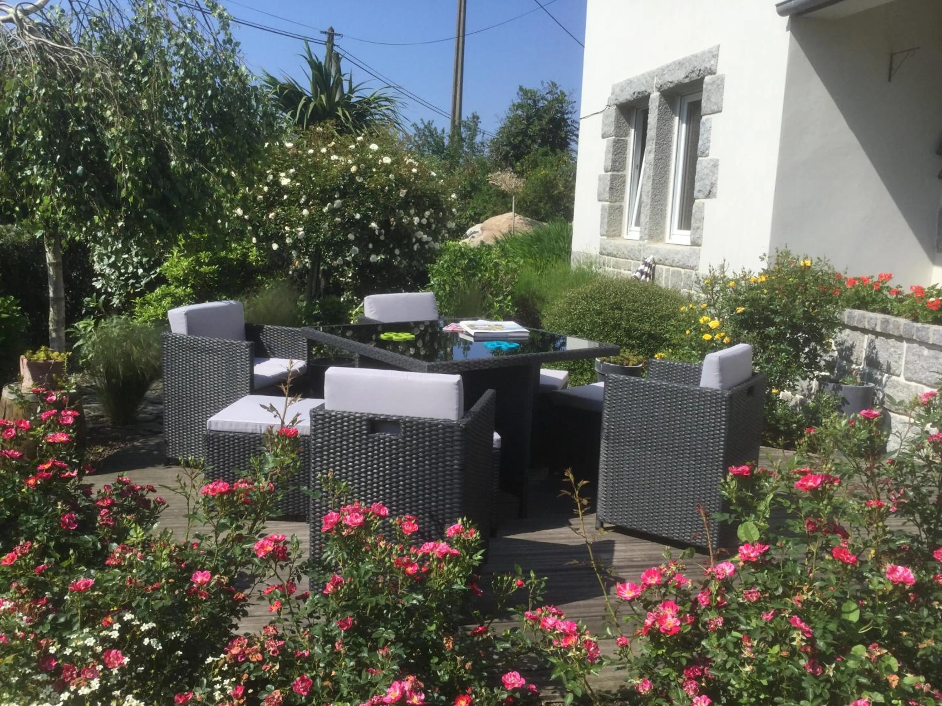 Garden view in Les Chambres de Kermenguy