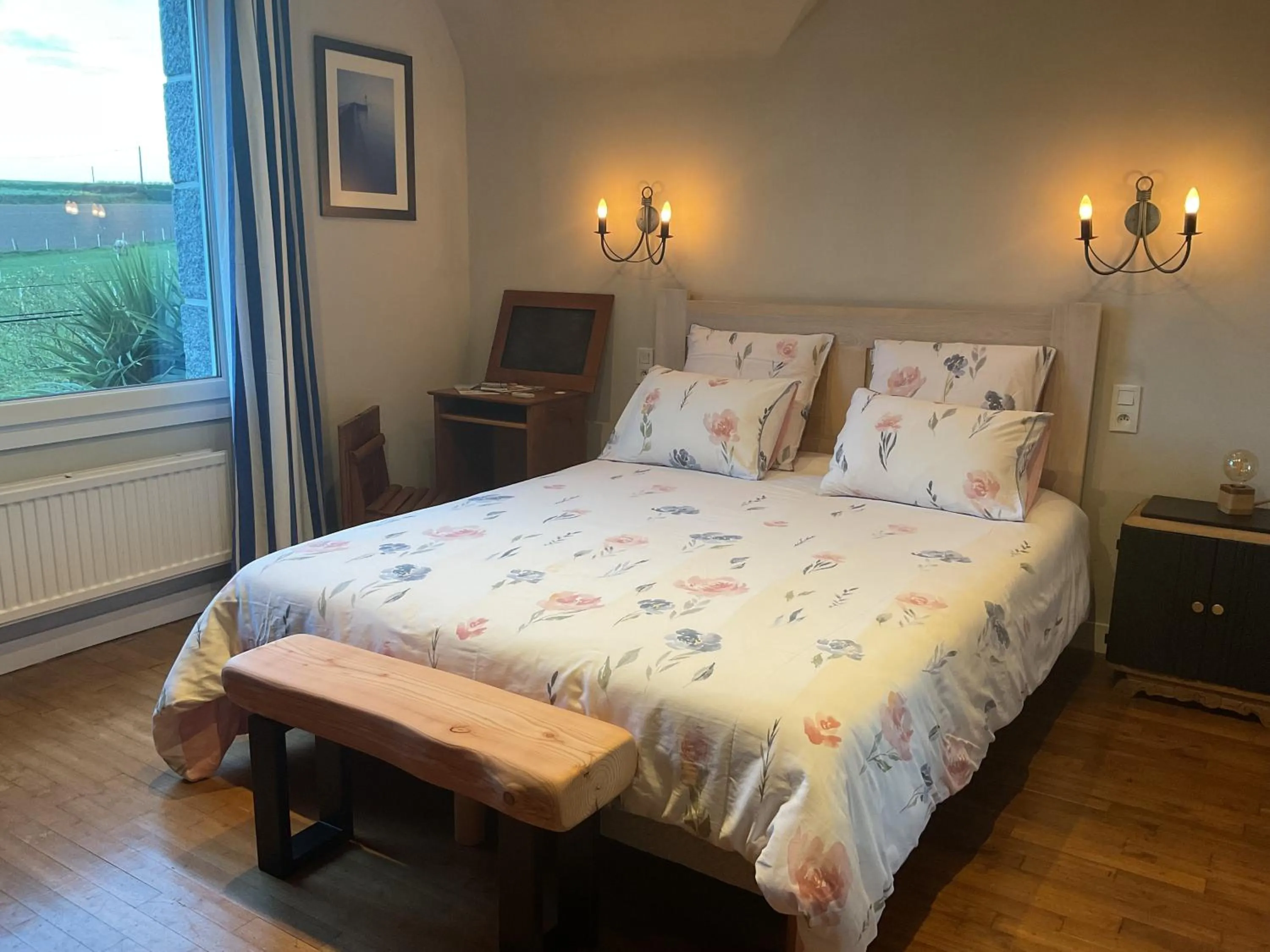 Photo of the whole room, Bed in Les Chambres de Kermenguy