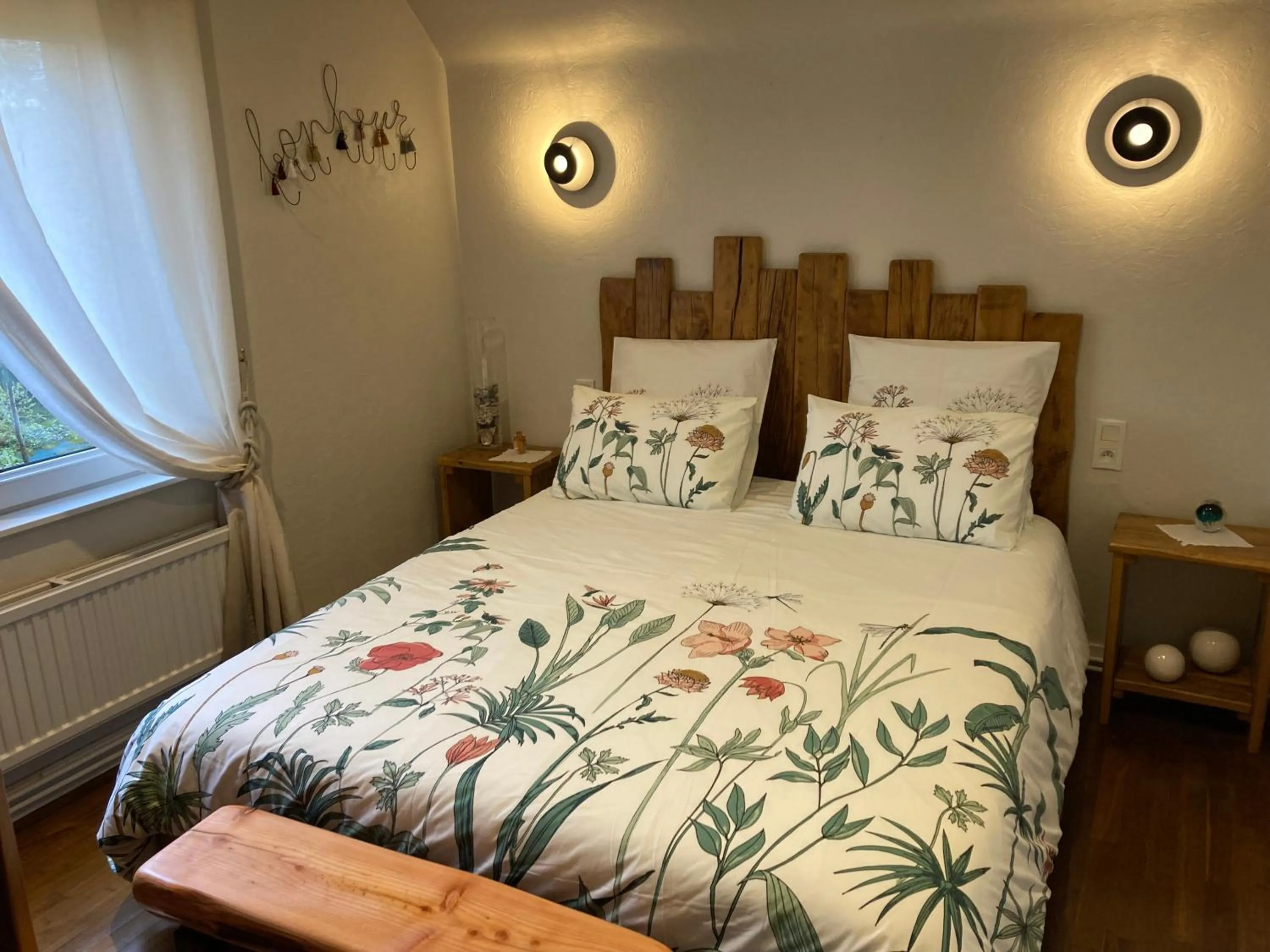 Photo of the whole room, Bed in Les Chambres de Kermenguy