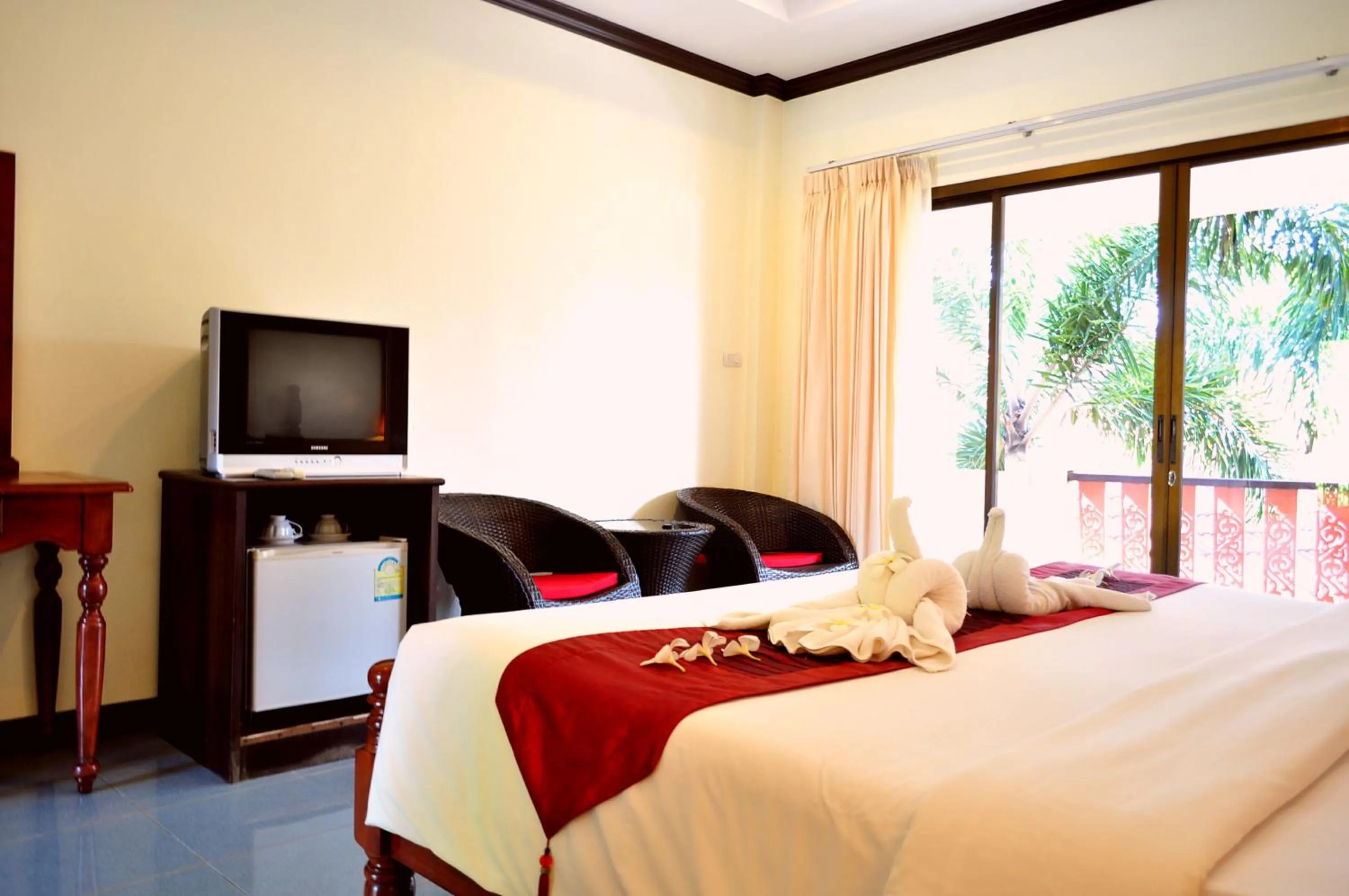 Photo of the whole room, Bed in Lanta Seafront Resort