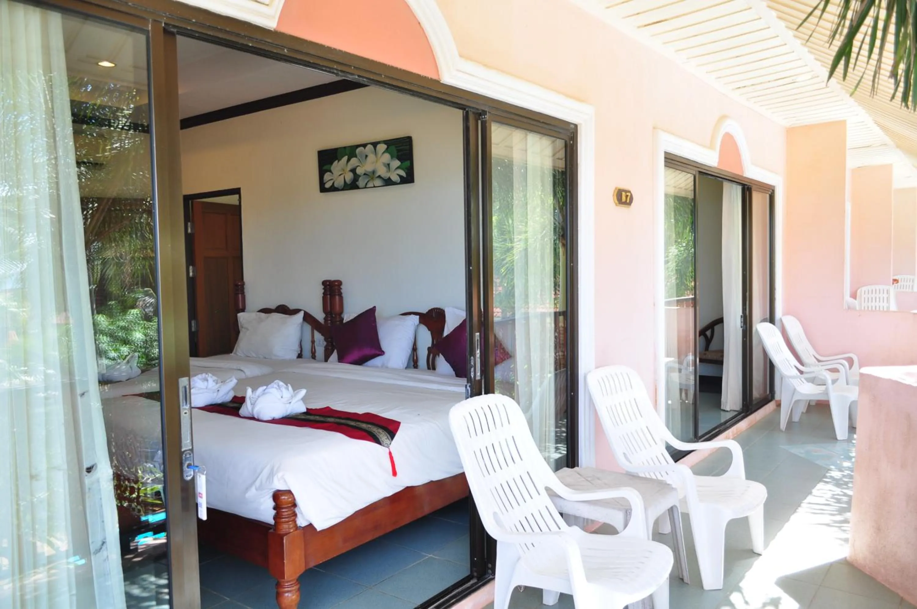 Balcony/Terrace, Bed in Lanta Seafront Resort