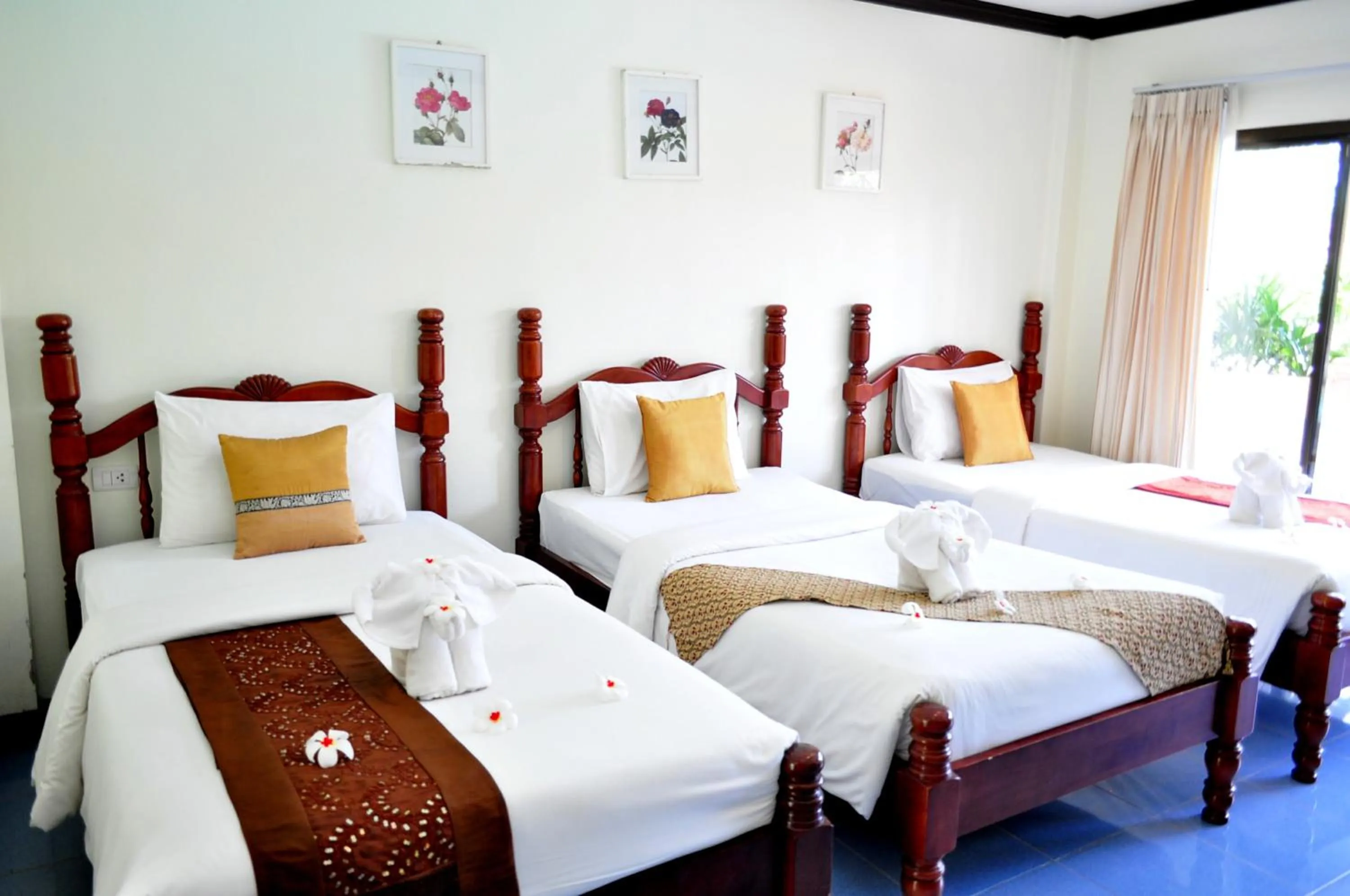 Photo of the whole room, Bed in Lanta Seafront Resort