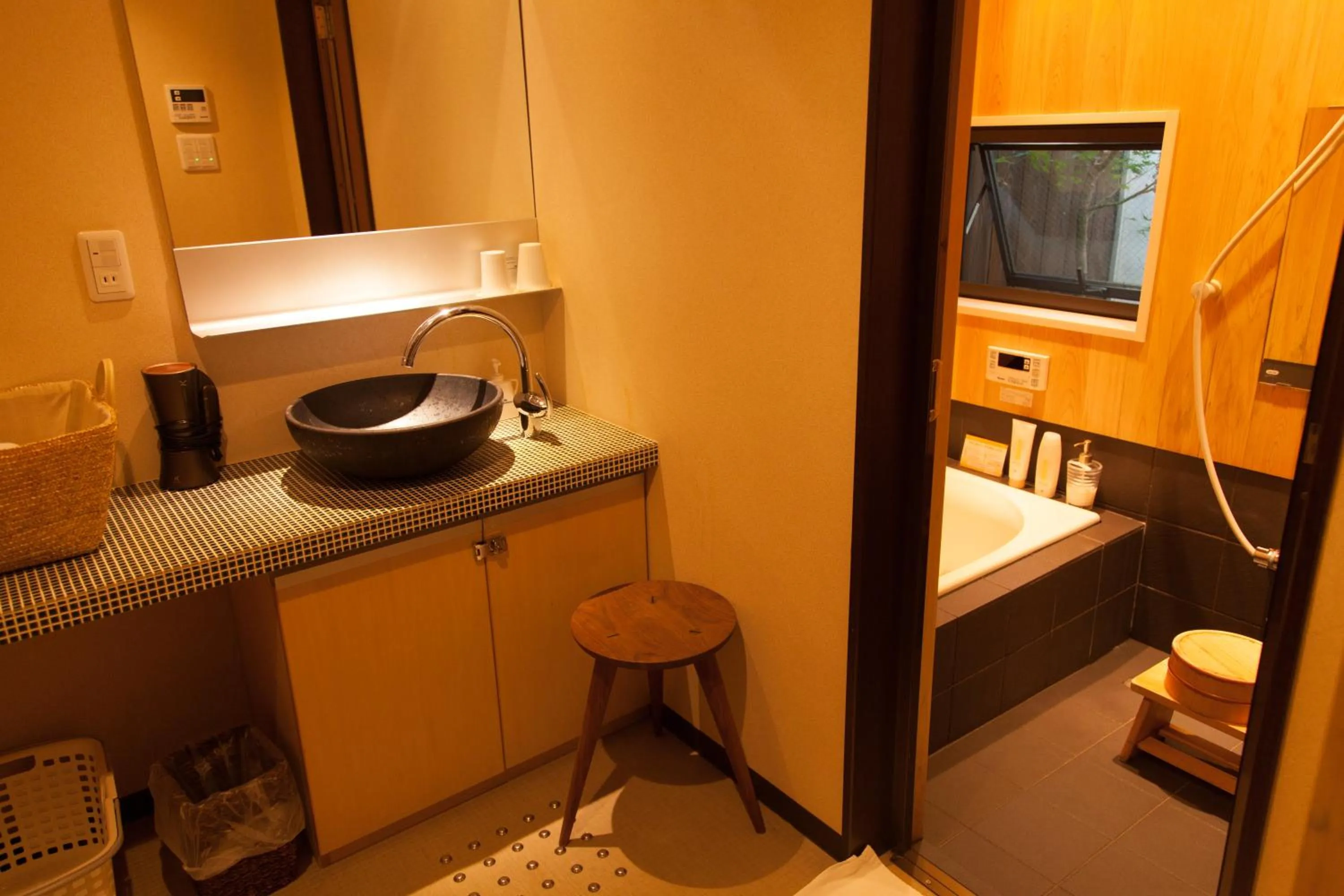 Shower in Wakakusa-an