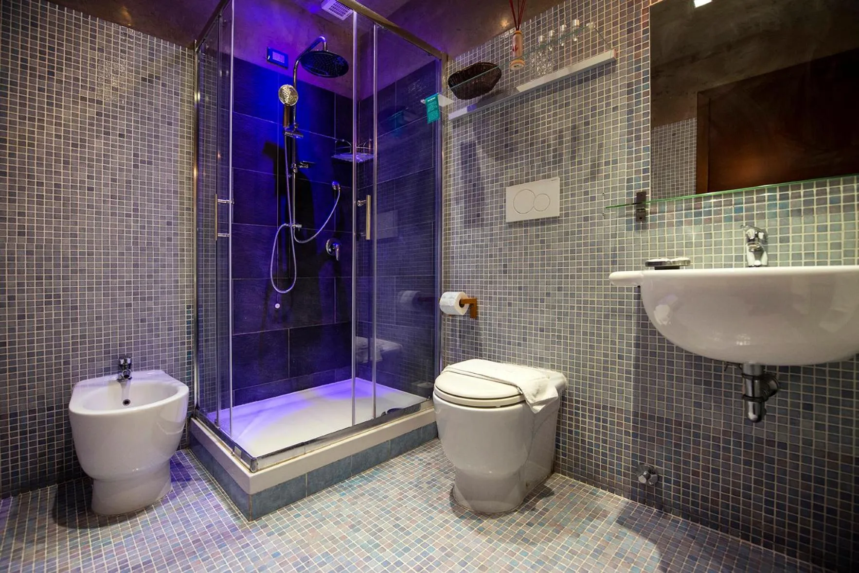 Shower in Town House Campo De Fiori