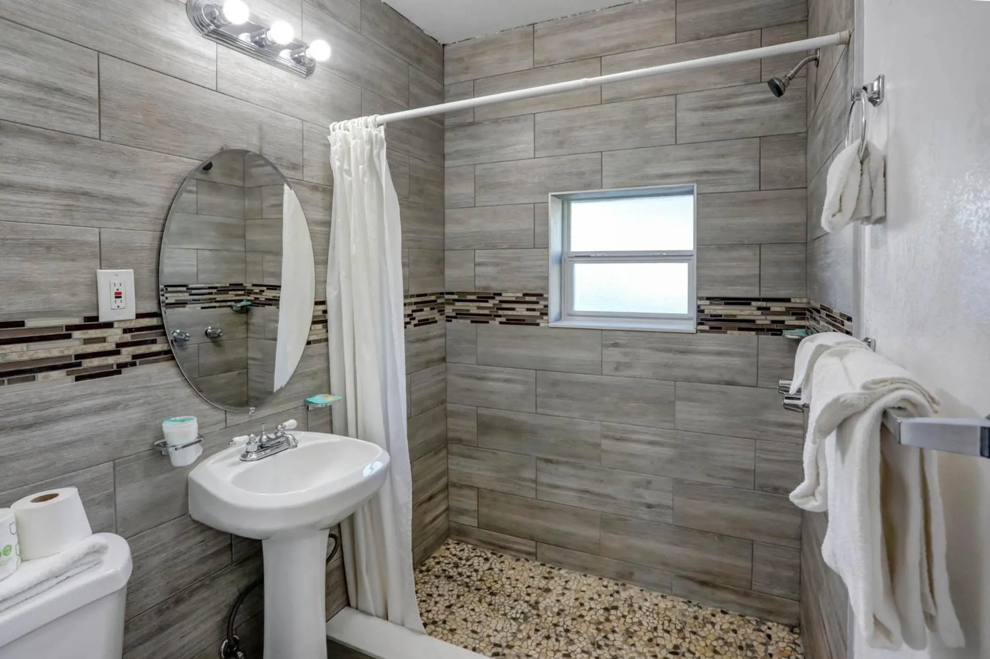 Shower in Richard's Motel Extended Stay